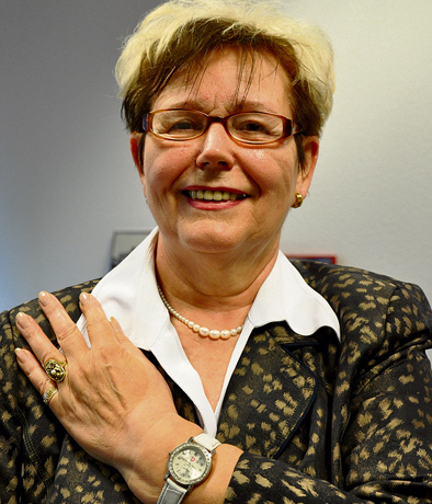 Elke Toppmöller mit der geschenkten Uhr. Foto: ede