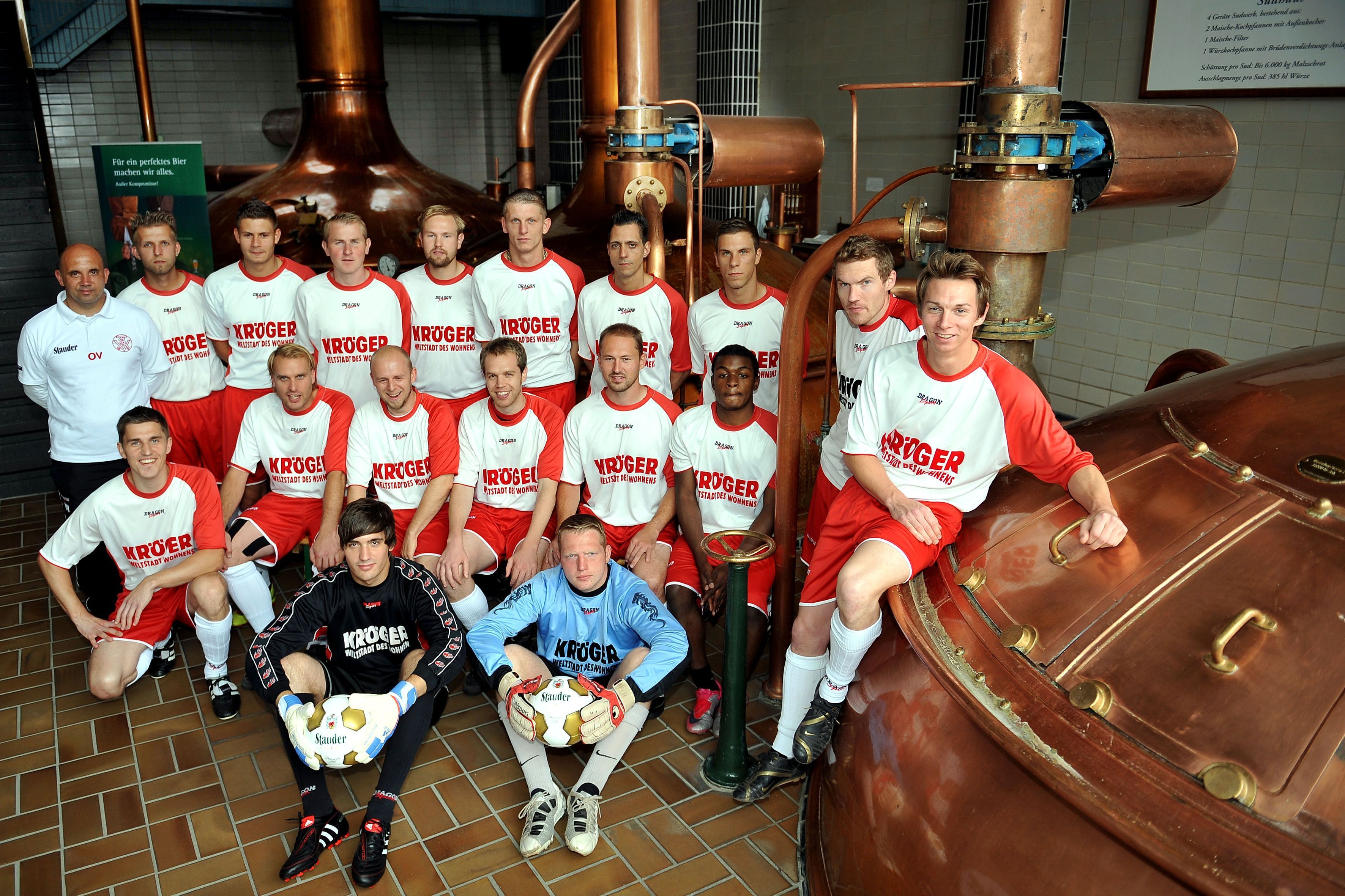 hinten, v.l.: Trainer Oliver Vössing, Manuel Friesike, Daniel Conti, Titomir Benic, Bastian Peter, Marcel Schmidt, Kevin Igenhaad, Patrick Schwarz
davor, v.l.: Marius Biskupek, Björn Matzel, Rene Lammert, Björn Kobüssen, Christoph Krolik, Makanda, Simon Kubisa, Dominik Kintscher
vorne, v.l.: Chris Kohnert, Gerit Schwiertz
es fehlen: Marcel Scheffner, Mourad Kasimi, Said Attouch, Marco Hannig, Onur Illkhan, Daniel Trinka