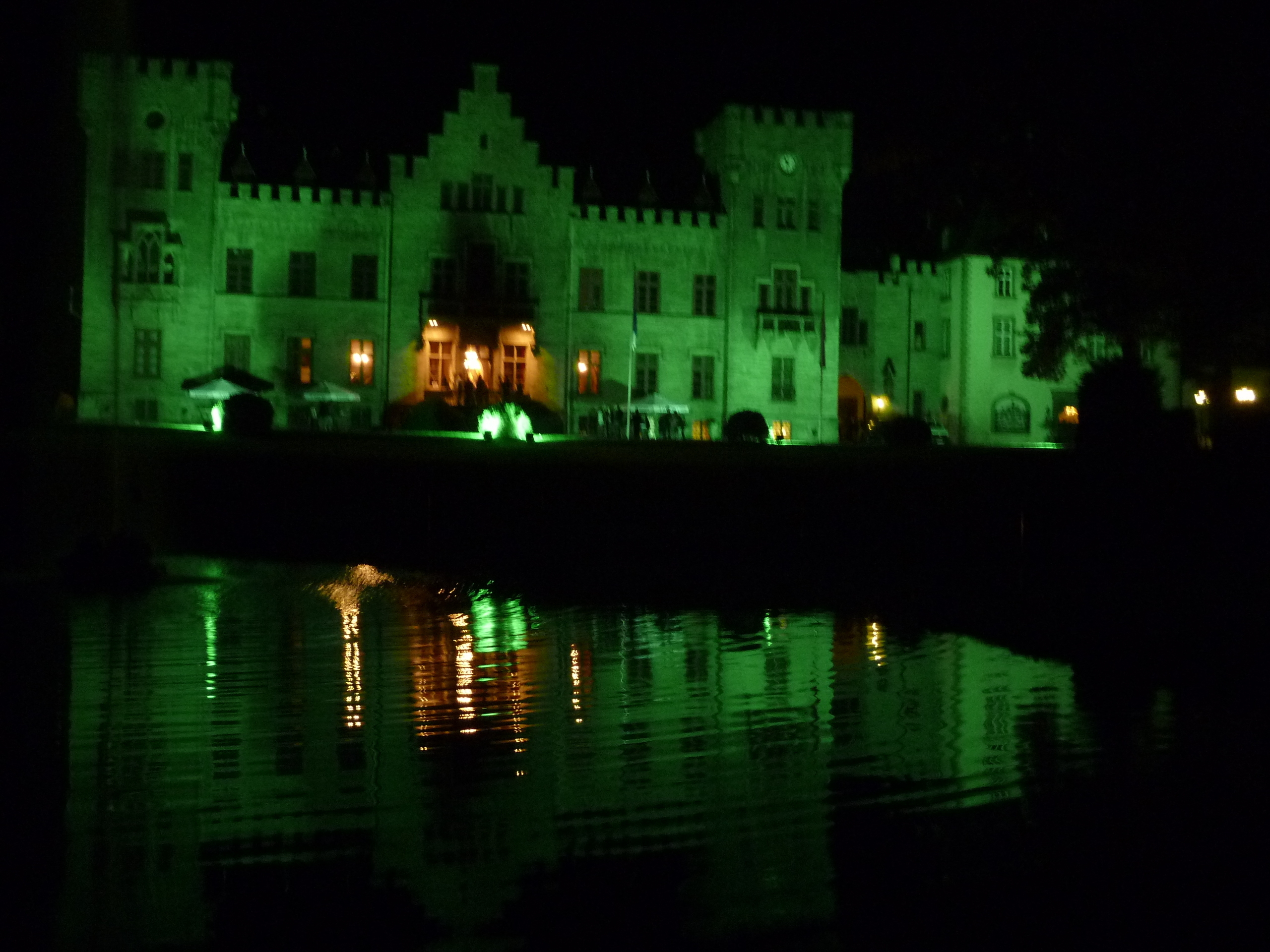 Zauberhaftes Ambiente in der Dämerung - Schloss spiegelt sich im Wasser