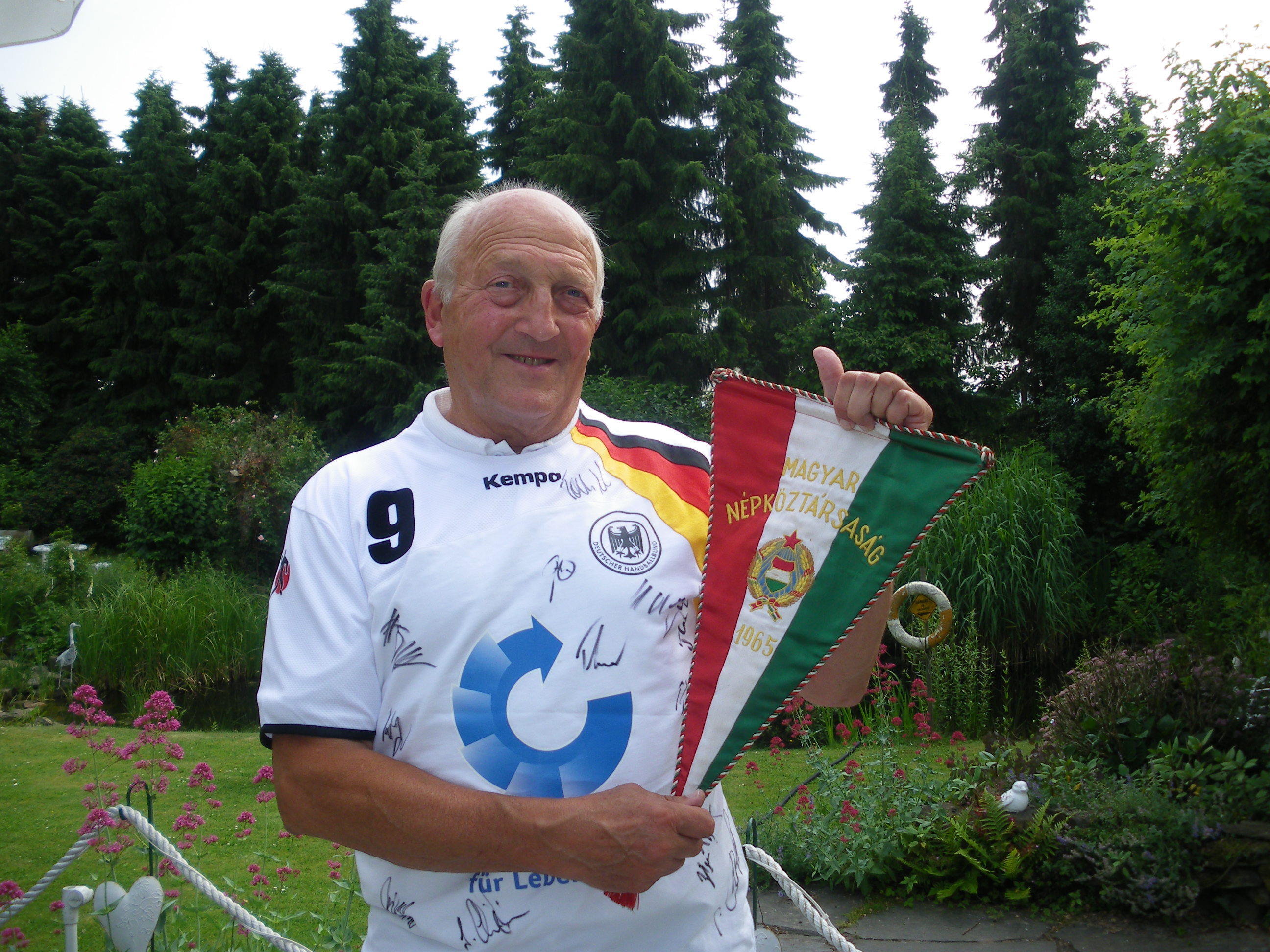 Werner Bartels präsentiert den Wimpel der ungarischen Handball-Nationalmannschaft, den er im Jahre 1965 als Spielführer der deutschen Handball-Elite überreicht bekam. Foto: Alfred Möller