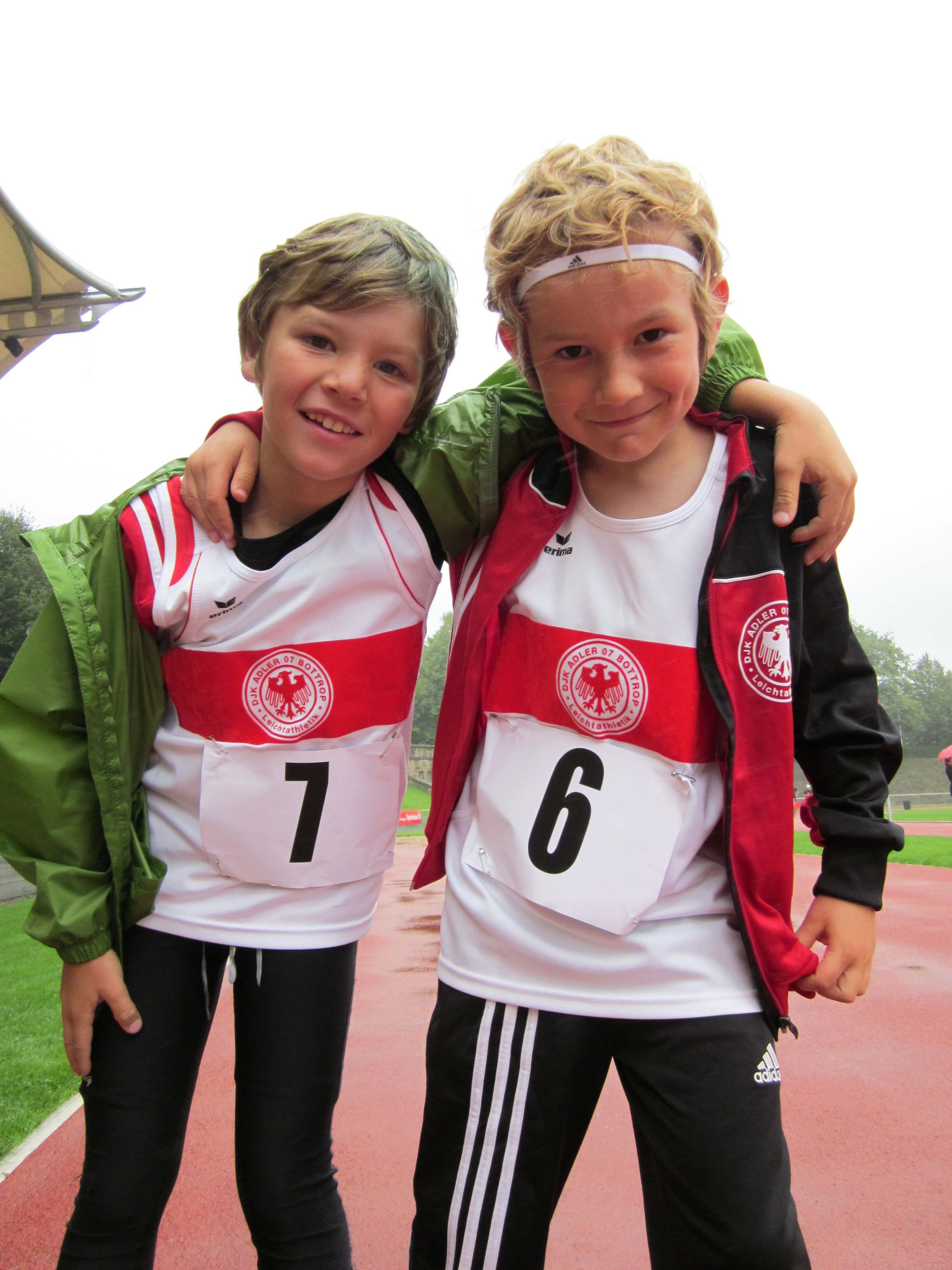 Severin Jansen (links) und Noah Herzog (rechts) nach dem Bambini-Lauf über 421 m