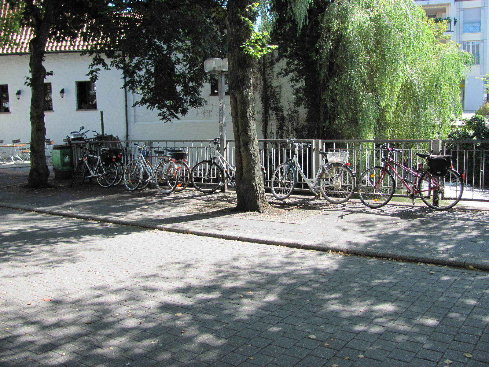 Inoffizieller Fahrradständer - viel Platz, aber an der falschen Stelle