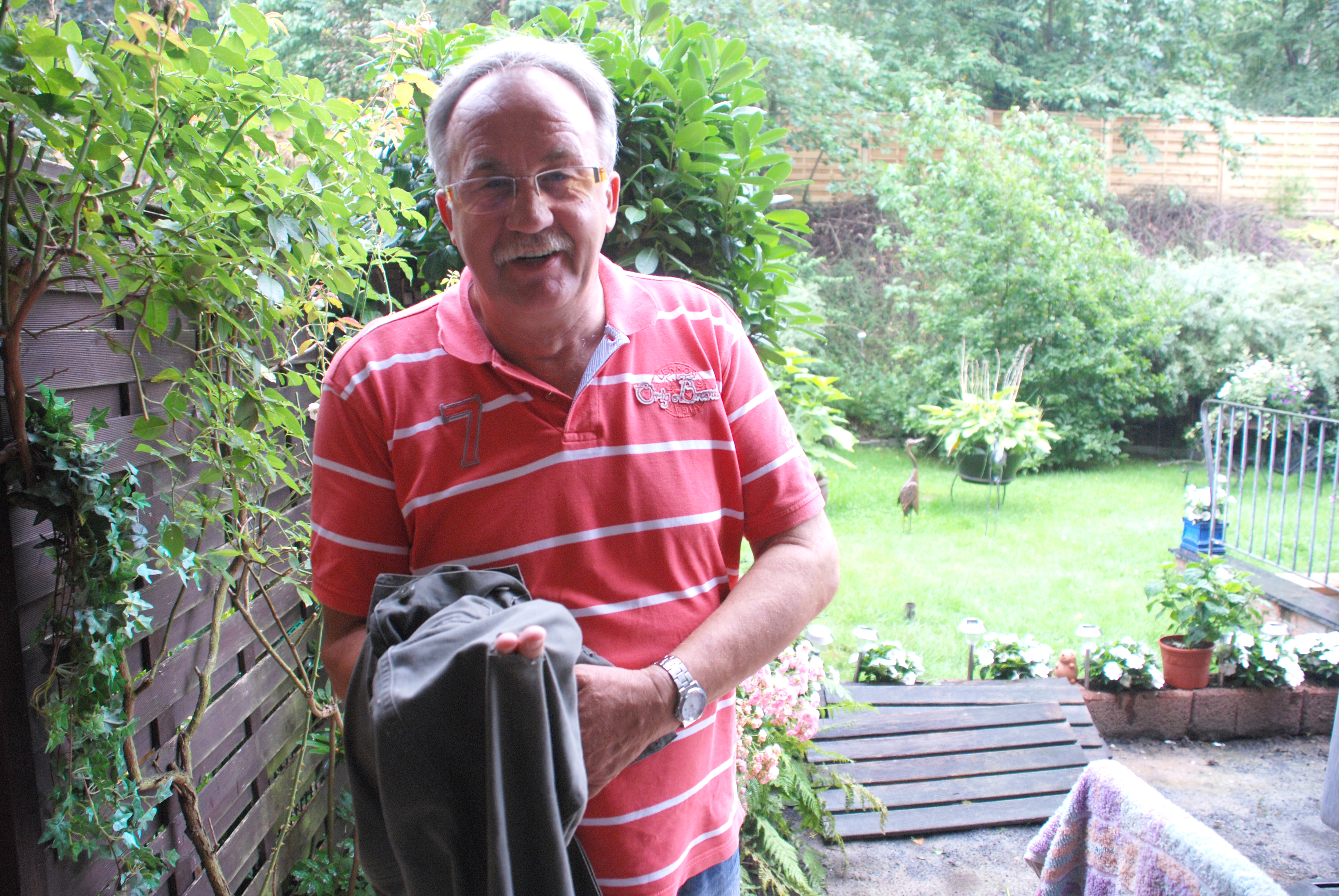 Peter van Eck mit dem Souvenir, das ihn an den Blitzschlag von Donnerstag erinnert: das Loch in seinem rechten Hosenbein.