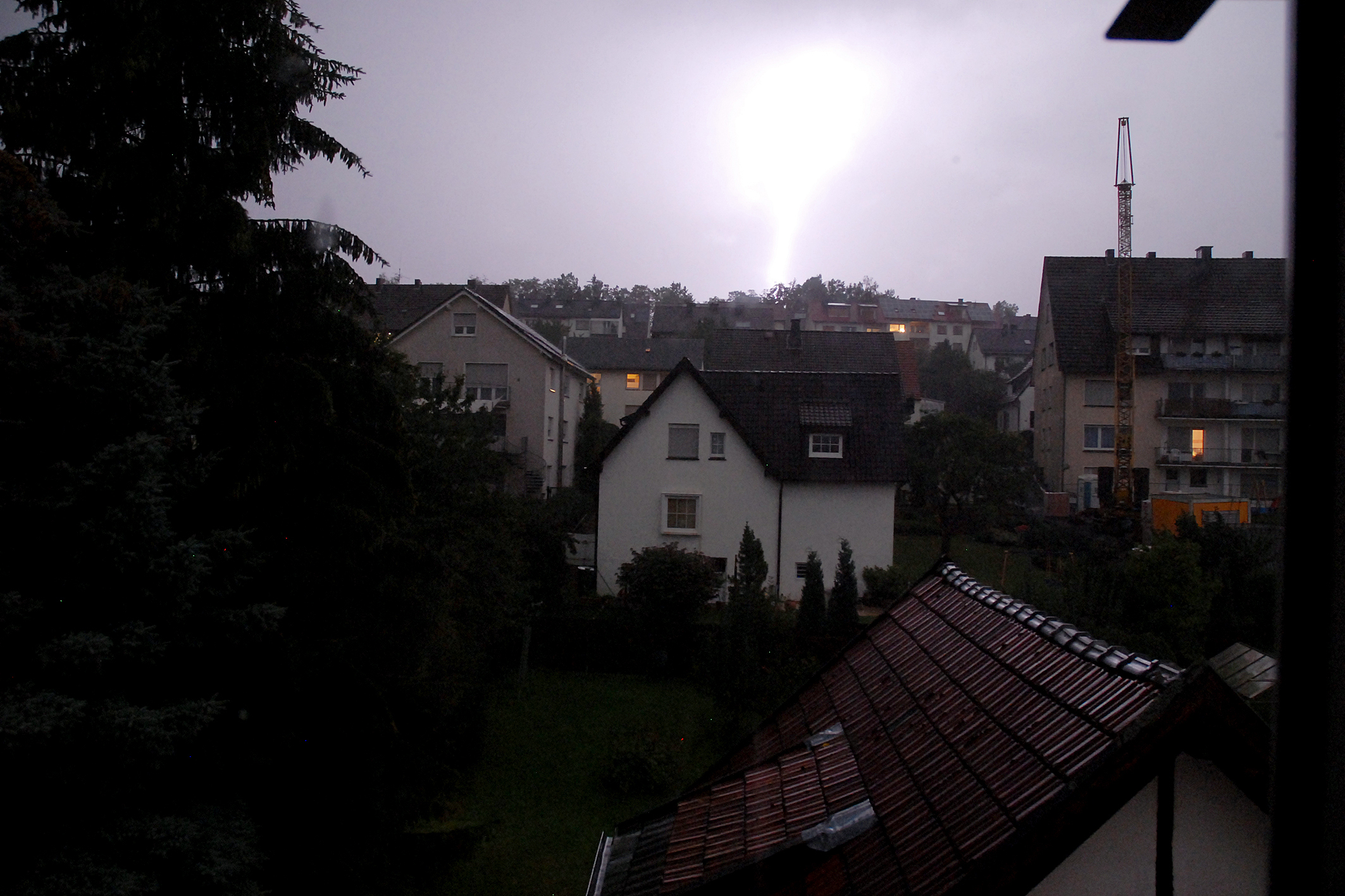 Einer der insgesamt 6.000 Blitze, die beim Unwetter von Donnerstagabend in nur drei Stunden niedergingen. Foto: Albrecht