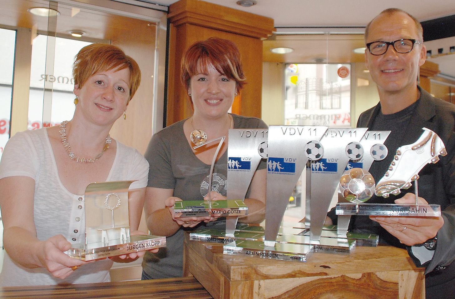 Silvia Stork (Goldschmiede-Meisterin), Tanja Goßling (Goldschmiede-Gesellin) und Matthias Zimmer mit den Trophäen.