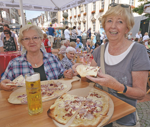 Schmackhaft: Bei Flammkuchen und Bier konnte man den kurzen Auftritt des Sommers genießen. Foto: Ralf Pieper