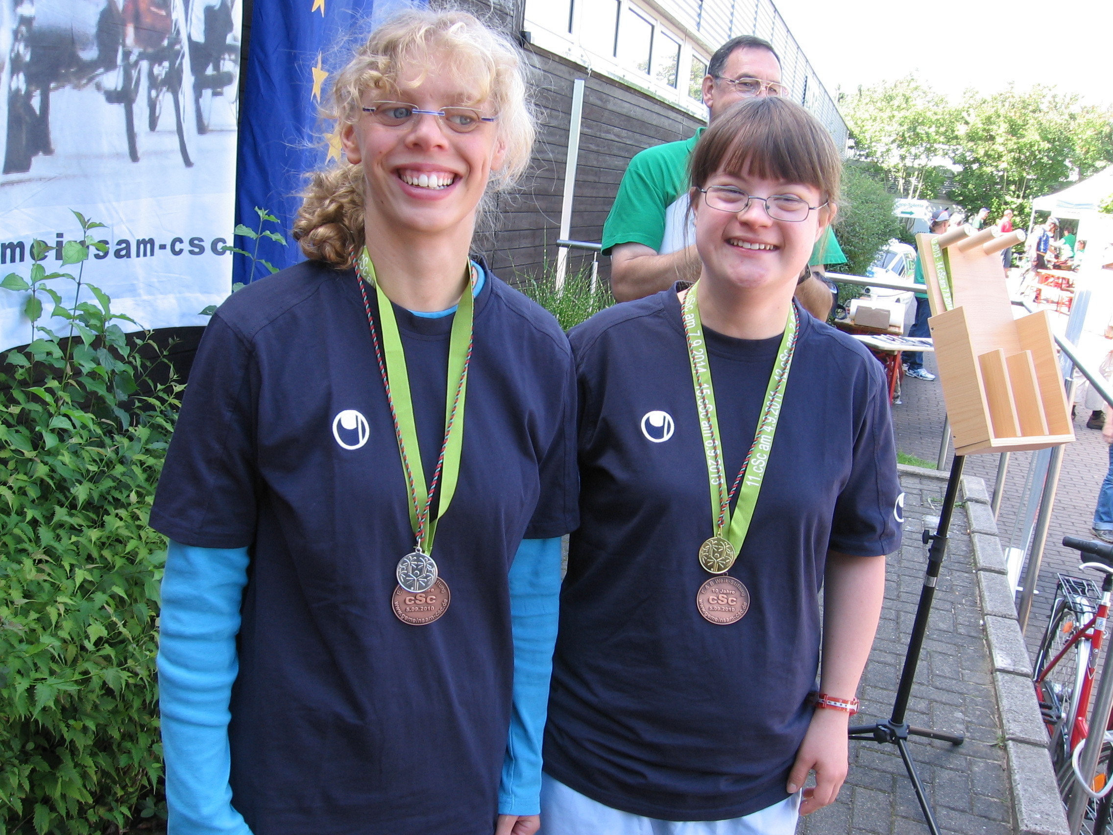 Die Sportlerinnen Hannah Radeke (Virneburgschule) und Stefanie Wiegel (WFB) freuen sich nach der Siegerehrung über ihre Leistungen.