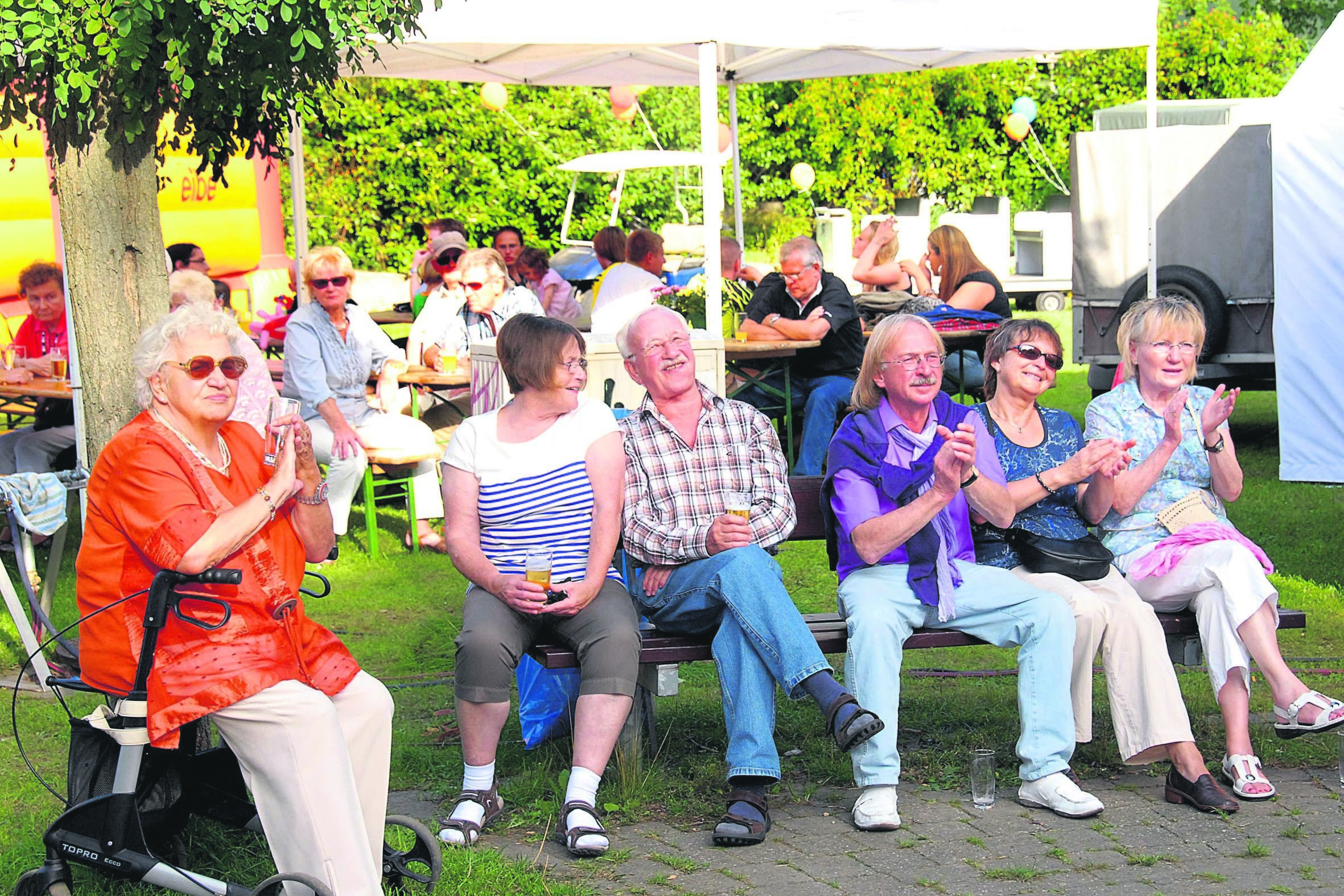 Auch beim Auftritt von „Tommy & The Blue Boys“ herrschte beim Publikum gute Laune am sonnigen Samstagabend. Die Band hätte indes mehr Besucher verdient.