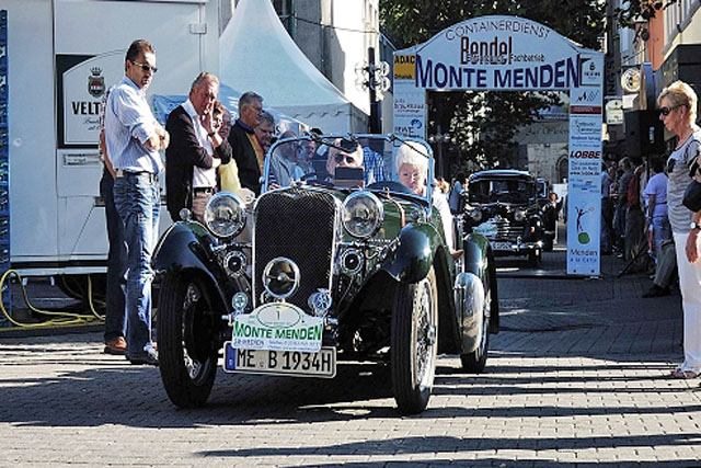 Der zweitälteste Teilnehmer eröffnete die Monte Menden Classic 2011: Singer Nine LeMans aus dem Jahre 1934