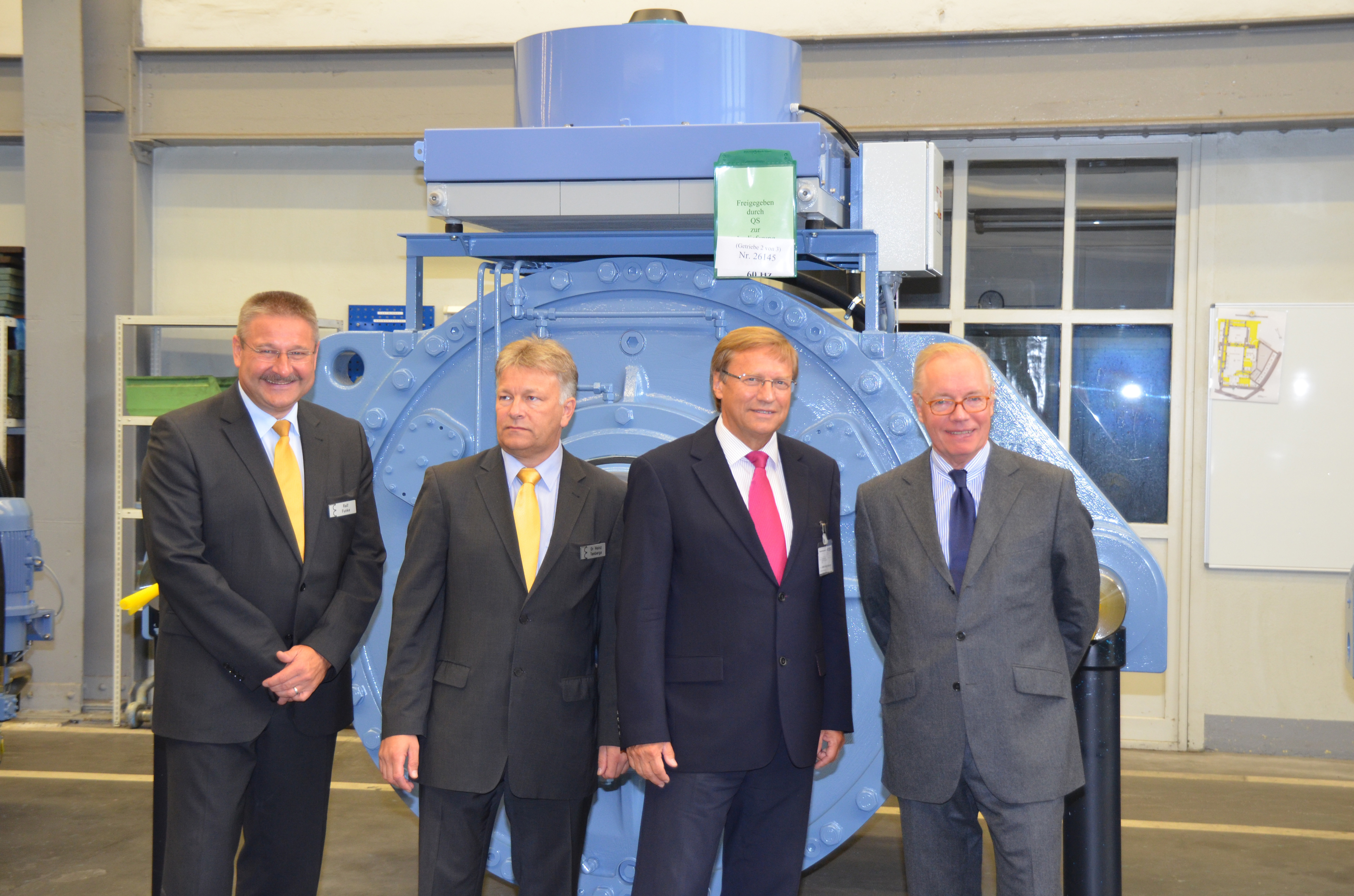 Ralf Funke, Geschäftsführer der Eickhoff Gießerei GmbH, Dr. Heinz-Josef Tenberge, Geschäftsführer der Eickhoff Maschinenfabrik GmbH, Harry Voigtsberger, Minister für Wirtschaft, Energie, Bauen, Wohnen und Verkehr des Landes Nordrhein-Westfalen und Dr. Paul Rheinländer, Geschäftsführer der Gebr. Eickhoff Maschinenfabrik u. Eisengießerei(v.l.) während der Werksbesichtigung.
