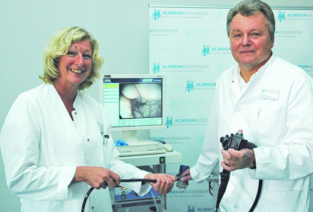 Dr. Med. Fritz Köstermann und Dr. Astrid Gesang präsentieren ihre neueste Errungenschaft zur sicheren Darmkrebsbehandlung
