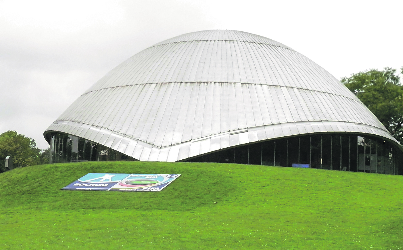 Unscheinbar sieht es von außen aus, das Planetarium in Bochum. Doch was sich innen abspielt, ist eine unglaubliche Reise in die Tiefen des Weltalls. Vorsicht: Suchtgefahr! Ein Erlebnis, das nachhaltige Eindrücke hinterlässt. Foto: Kamphorst