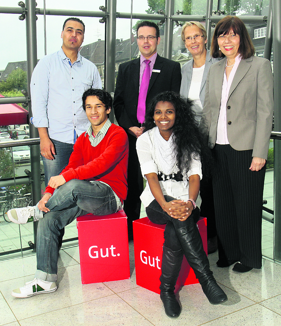 RAA-Betreuer Mohammed Habrichi, Dirk Plötzke, Gudrun Thierhoff und Radojka Mühlenkamp (hinten v. li.) beglückwunschen die beiden Abiturienten Samim Ayami und Nirviya Dharmaseelan (vorne v. li.).WB-Foto: Detlef Erler