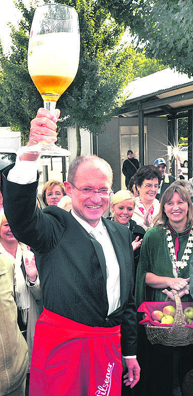 Prosit - eine schöne Tradition ist der Fassanstich, mit dem das Appeltatenfest eröffnet wird (im Bild Bürgermeister Ulrich Roland). Der Fassanstich wird am Samstag, 3. September, um 11 Uhr vorgenommen und dann kann das Wochenende durchgefeiert werden.