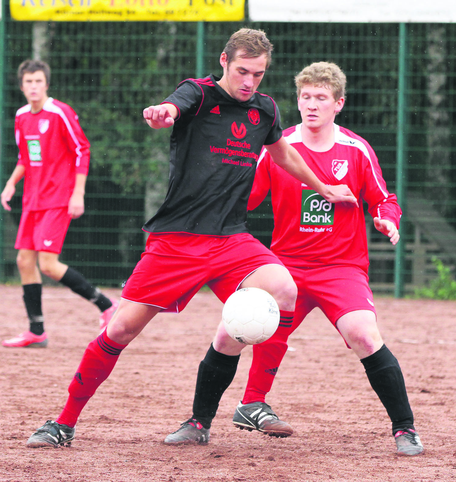 Am Zippen in Körne setzte sich der SV Brackel 06 (in Schwarz-Rot) im Hellweg-Derby in der Bezirksliga-Staffel 8 gegen den TuS verdient mit 1:0 durch.