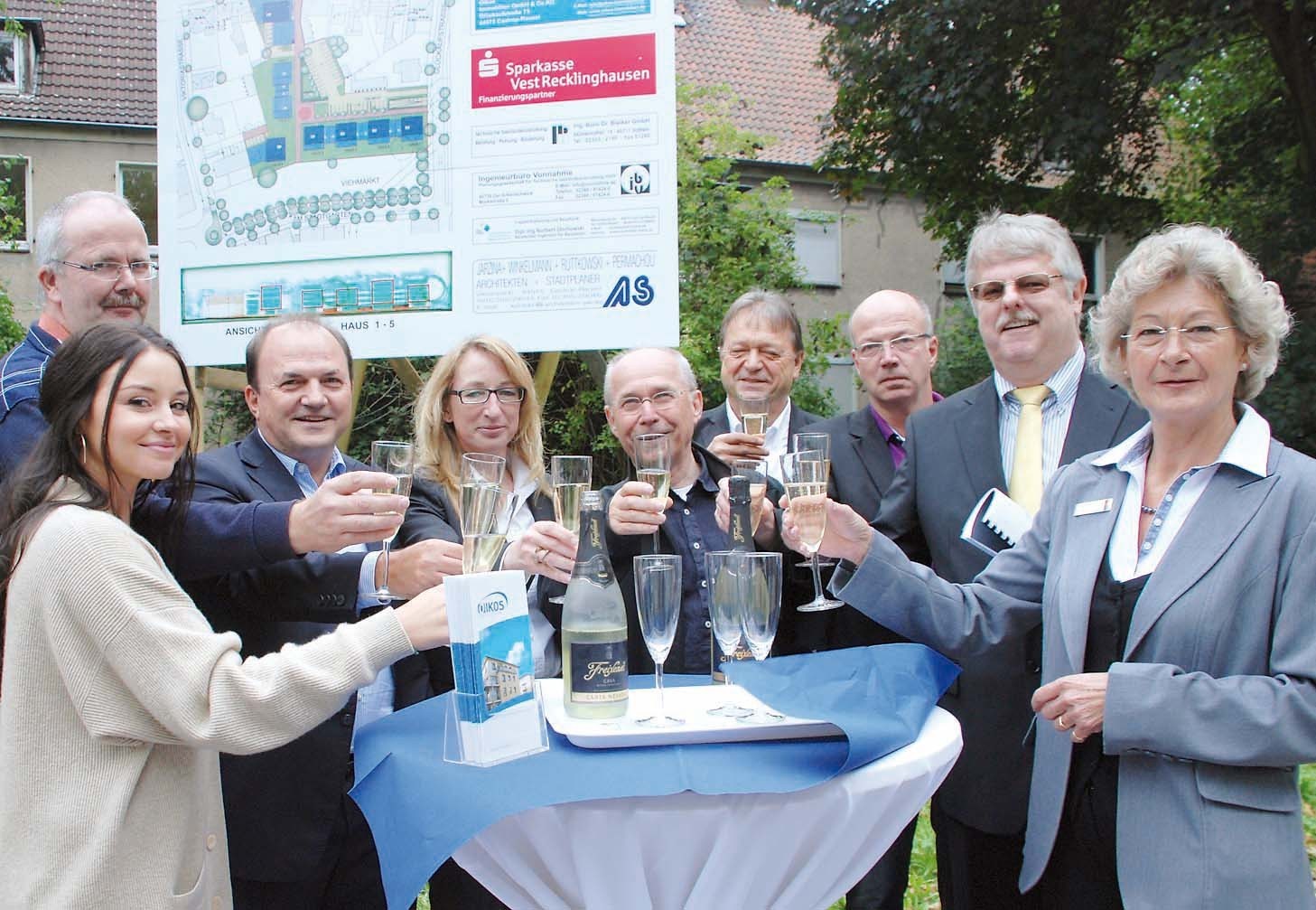 Sekt am Bauschild: Konstantinos Boulbos (3.v.l.) und Vertreter von Oikos, Ingenieurbüro Dr. Bleiker und Sparkasse Vest.