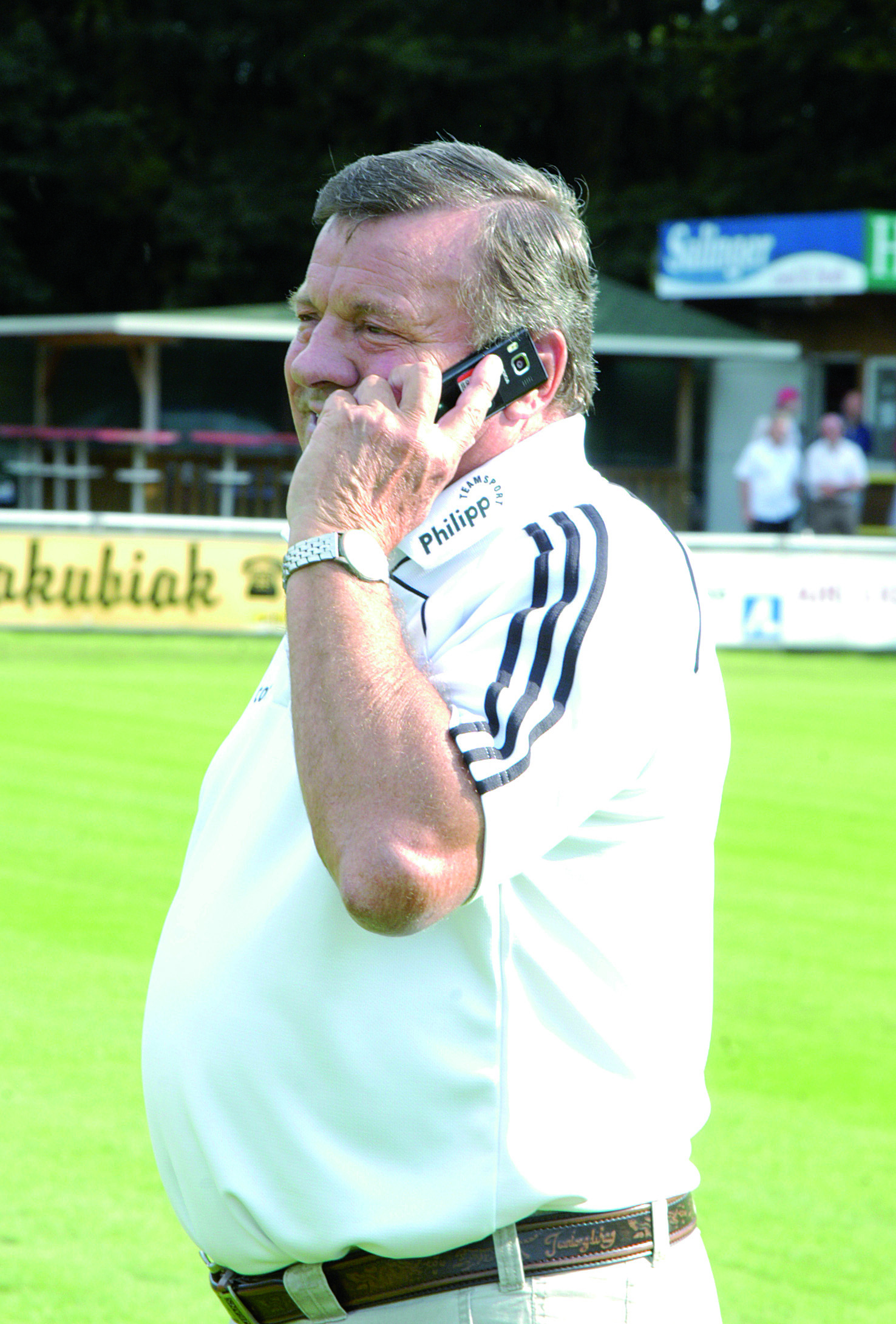 Der Vieltelefonierer. Diesmal hat es sich gelohnt für VfB-Boss Horst Darmstädter, der möglicherweise am anderen Draht Christian Erwig hatte. Auf jeden Fall überzeugte der Macher den Stürmer von einem Engagement am Badeweiher.