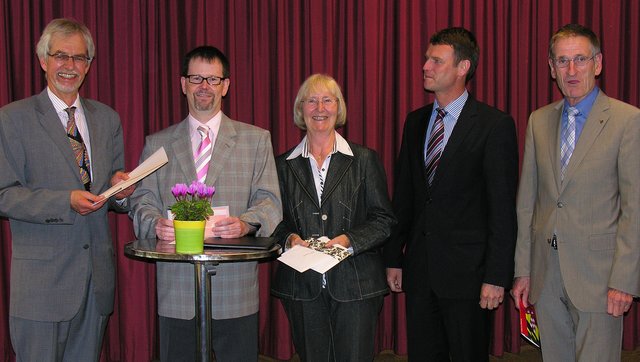 Nicht "nur" eine Urkunde, auch Geschenke wurden überreicht.