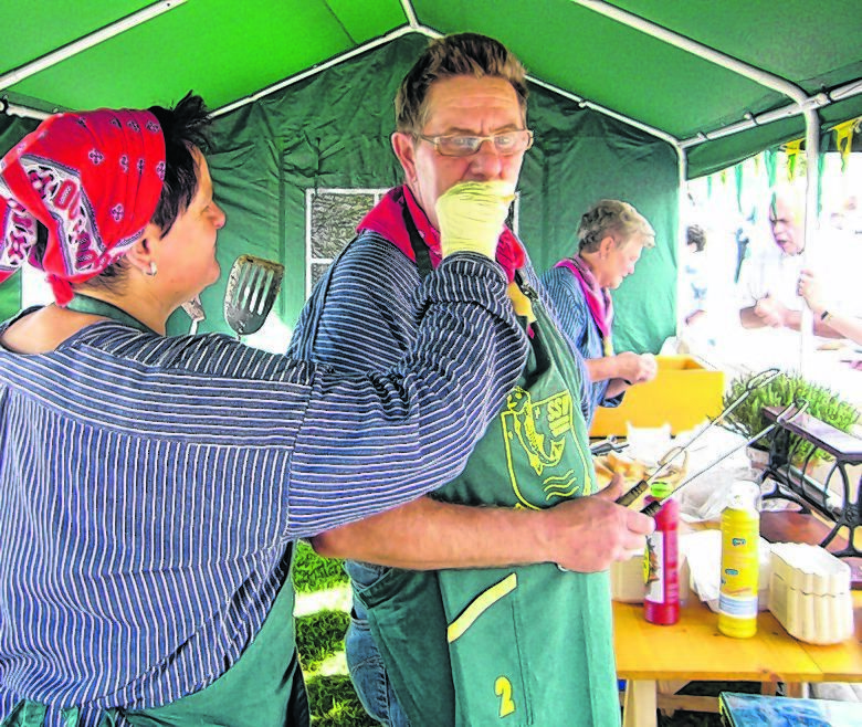 Beim traditionellen Fischerhüttenfest des Heimat- und Bürgervereins Lüttingen probiert der "Chef" noch selber. Foto: privat