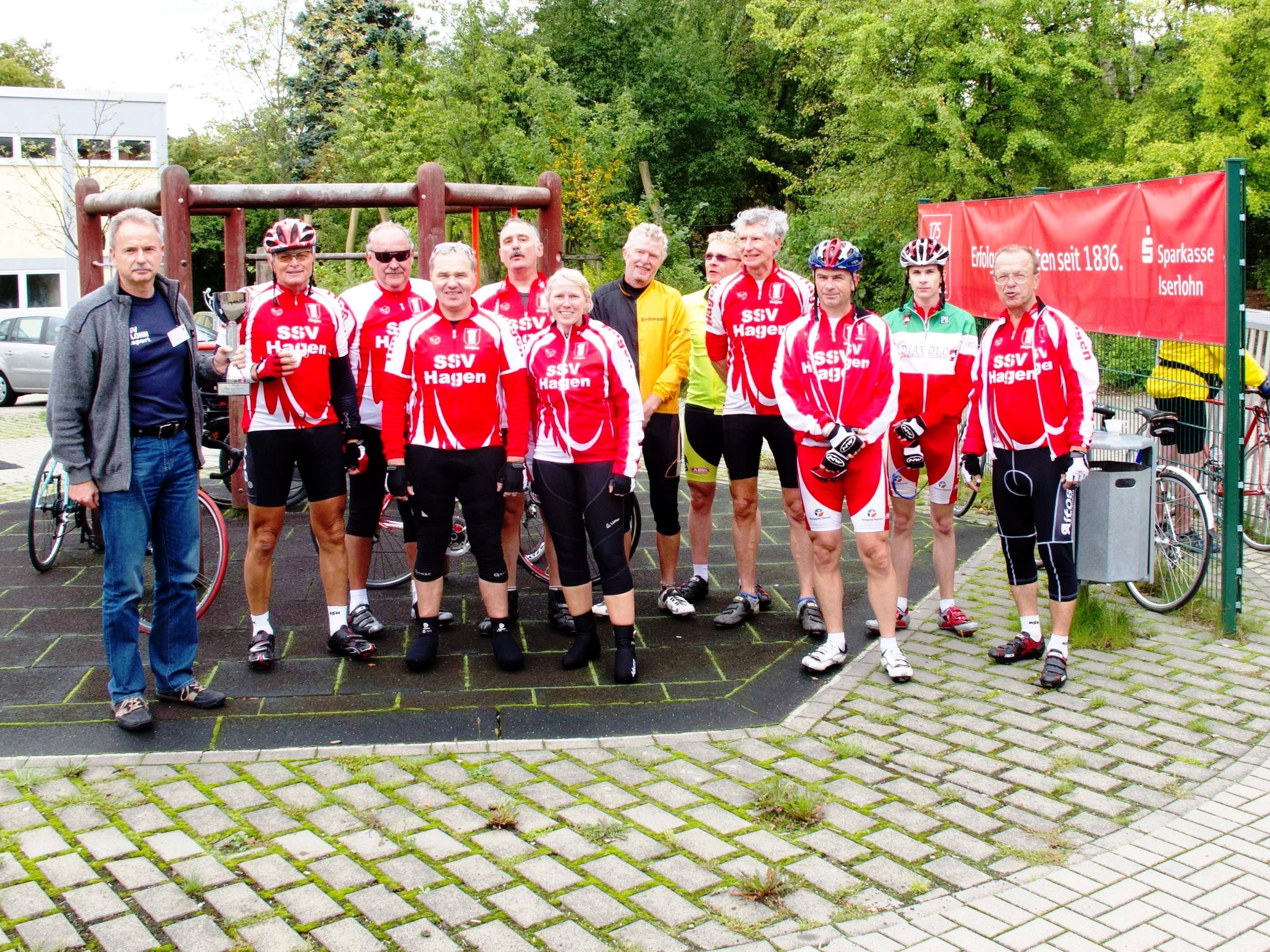 Die „Siegermannschaft“ des SSV Ha-gen mit dem Abteilungsvorstand der PSV-Radsportler, Erich Bönisch.