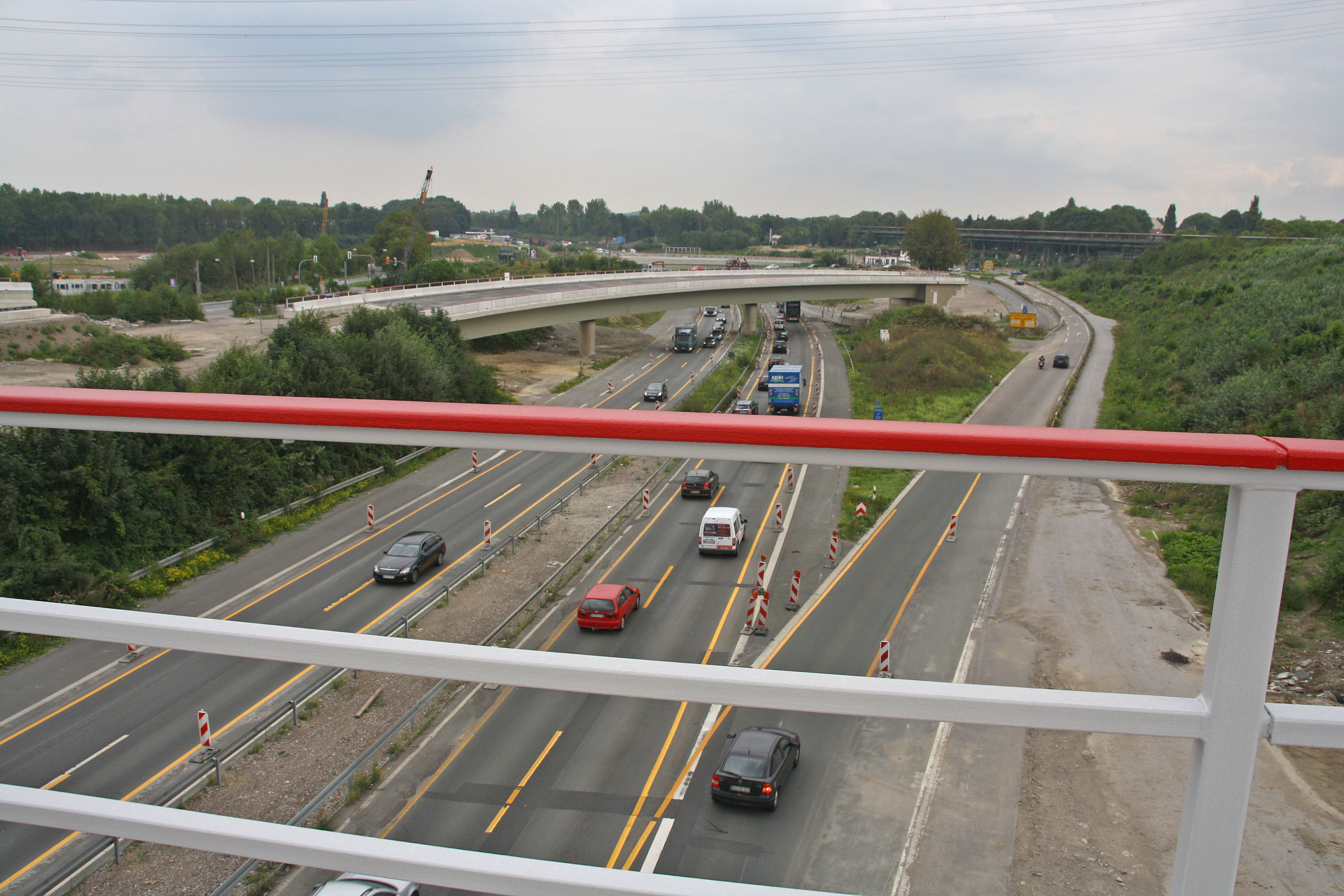 Der Überwurf von Dortmund zum Donezkring bietet einen guten Ausblick auf das Westkreuz. In Richtung Dortmund folgt als nächstes der Überwurf vom Donezkring in Richtung Essen und ganz im Hintergrund die neue Brücke Wattenscheider Straße. Die Abfahrt rechts wird zukünftig auf den Donezkring führen. Foto: Vera Demuth