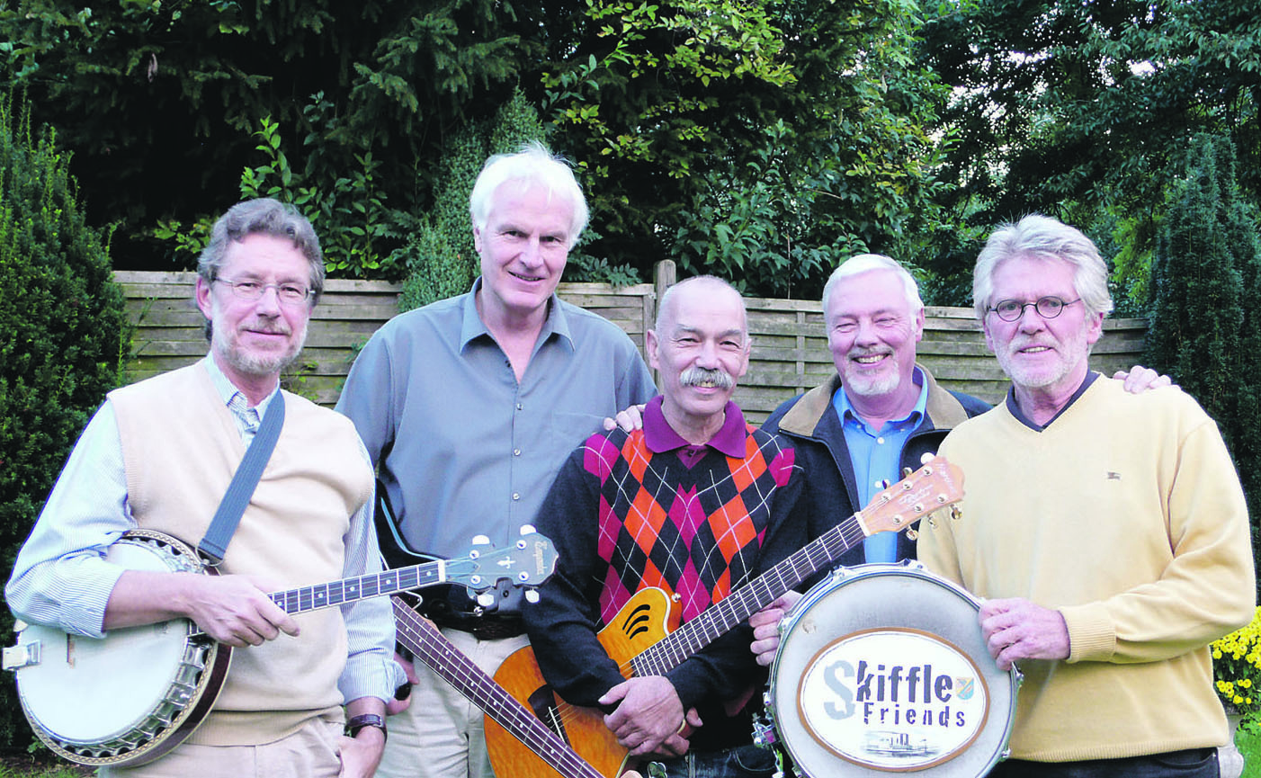 Die "Skiffle-Friends" (v.l.) Ulrich Stracke (guitar/banjo/leader), Ulrich Bruhn (e-bass), Franz Josef Dvorak (rhythmguitar), Franz Schütte (vocal etc.), Robert Melchers (drums & wash-board) spielen am Sonntag, 11. September, ab 18 Uhr im Olfonium. Foto: privat