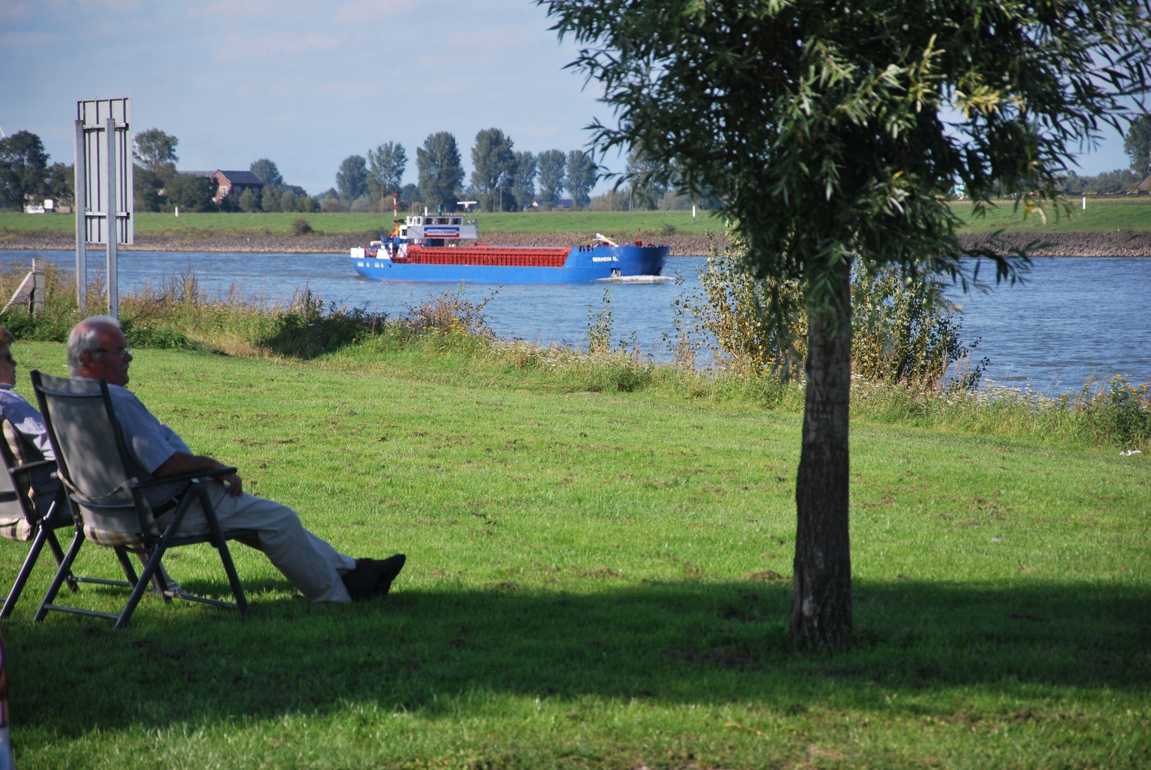 Der September-Auftakt fiel in diesem Jahr angenehm aus. Hier genießen Touristen in Grieth die warmen Sonnenstrahlen am Nachmittag. Foto: Klaus Schürmanns