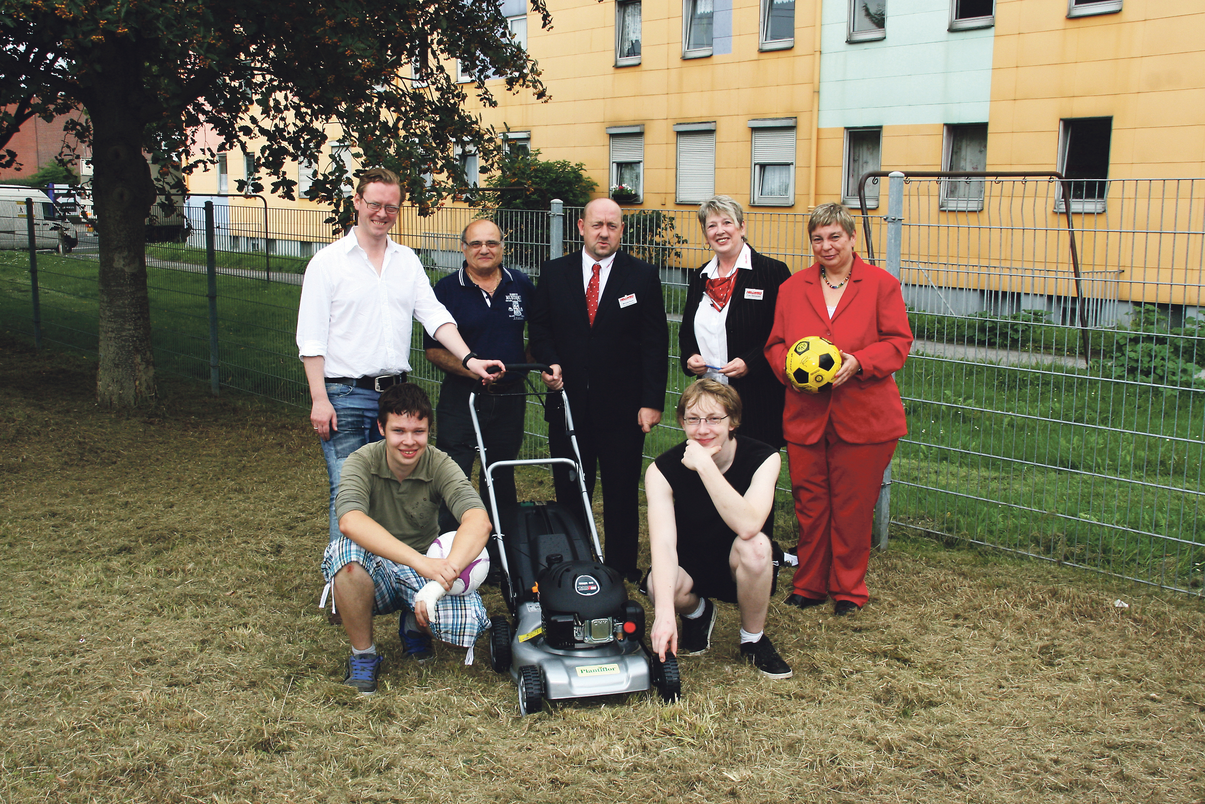 Tobias Klein-Endebrock, Heike Renkawitz, Sibin Mitic, Pascal Heinrich und Christopher Tok sowie Hellweg-Filial-Geschäftsleiter Michael Koch und Kollegin Carmen Hennerkes freuen sich über den Rasenmäher.