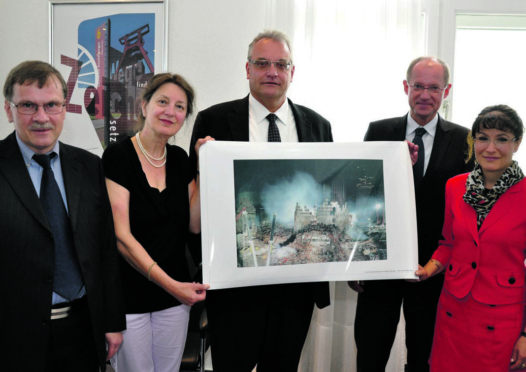 Beeindruckende Bilder vom 11. September: Initiatorin Berta Walter-Hamza - im Bild (2.von links) zusammen mit Dr. Hans-Jürgen Badziong, Ludger Kreyerhoff, Ulrich Roland und Judith Neuwald-Tasbach, Geschäftsführerin der jüdischen Gemeinde- trat mit dem amerikanischen Fotografen Joel Meyerowetz in Kontakt, der einen Bildband über die Katastrophe veröffentlichte. Er erlaubte die Nutzung einiger seiner Fotos, die beim Konzert gezeigt werden