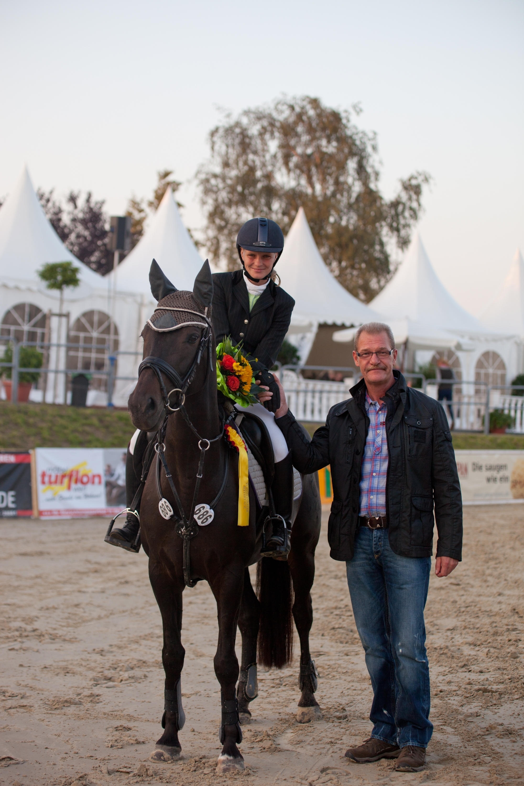 Siegerin der ersten Abteilung des L-Springens, Monique Bettin mit dem zweiten Vorsitzenden des Reitvereins, Hubertus Jochheim