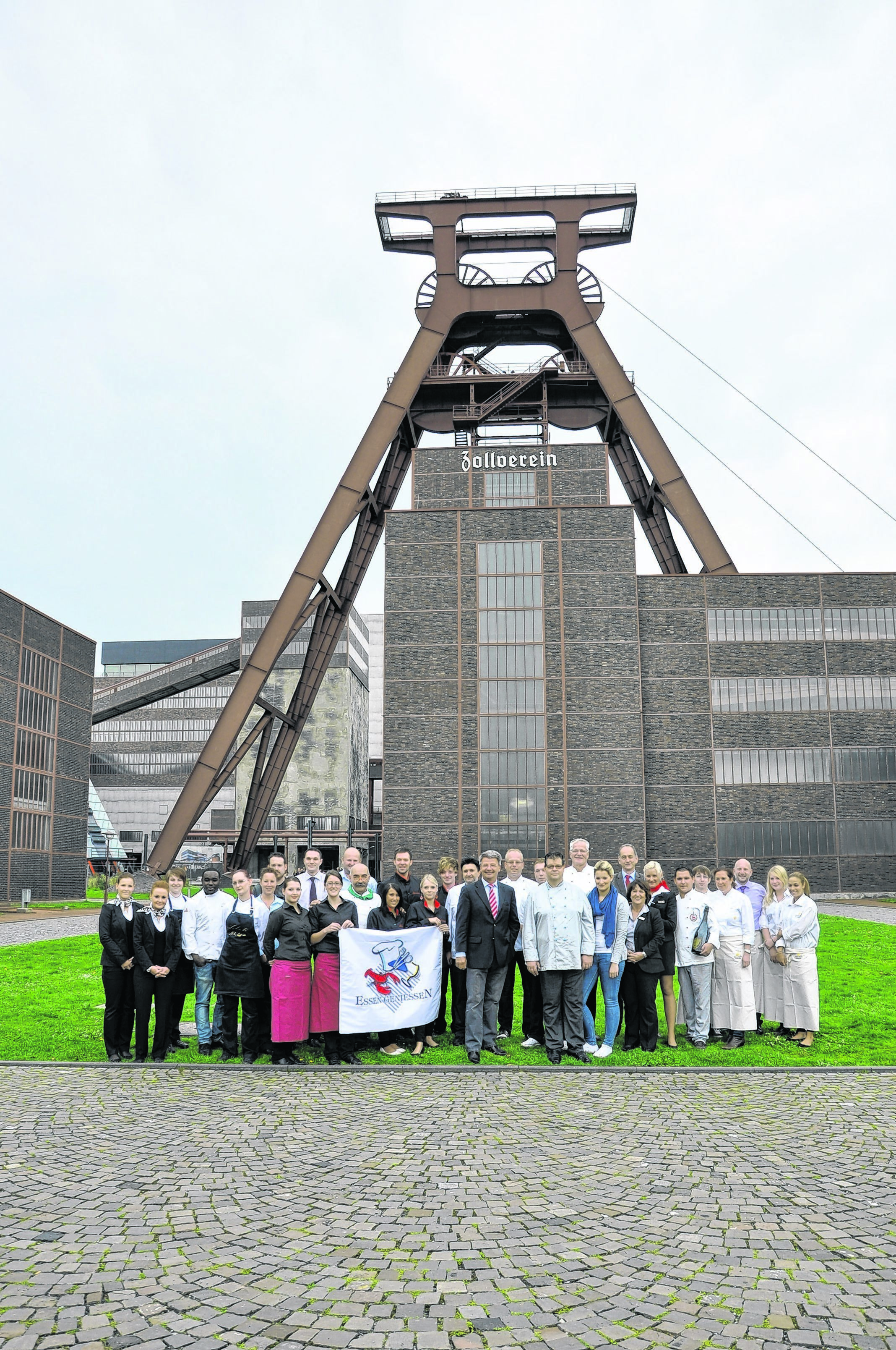 Eine Gourmetmeile unter dem Förderturm bieten renommierte Gastronomen aus fünf Städten vom 2. bis 4. September auf dem Welterbe Zollverein in Essen.