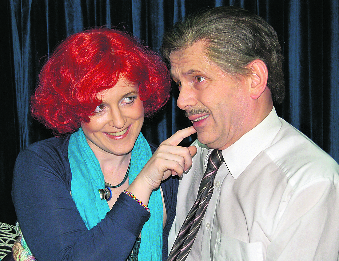 Kann der Zahnarzt Julien Desforges (Klaus Mahlberg) der verführerischen Antonia (Sonja Kitsch) widerstehen? Natürlich nicht! Foto: Komödie am Park