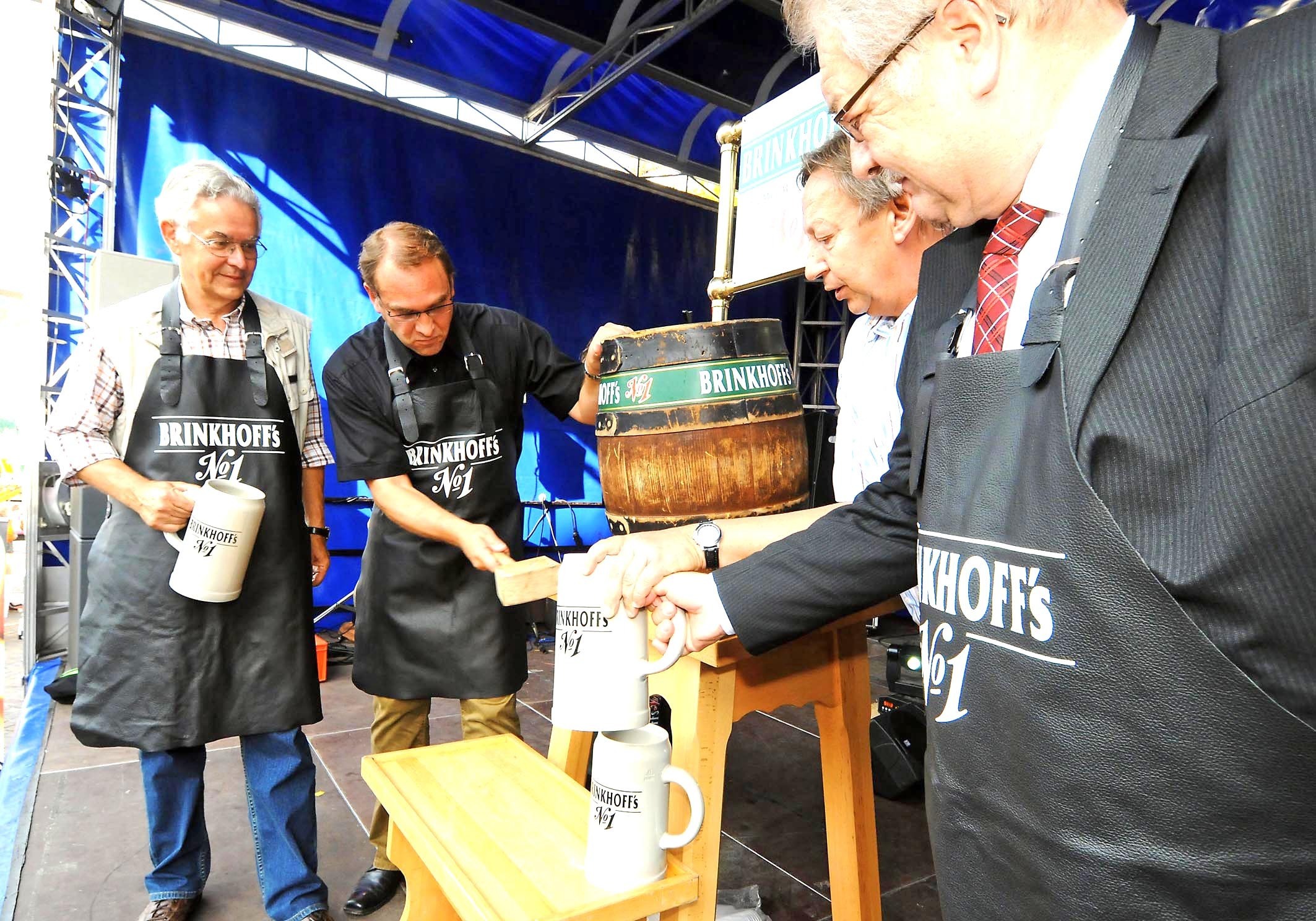 Fassanstich mit Bezirksvorsteher Sascha Mader (2.v.l.), Machern und Sponsoren des Apfelmarktes.