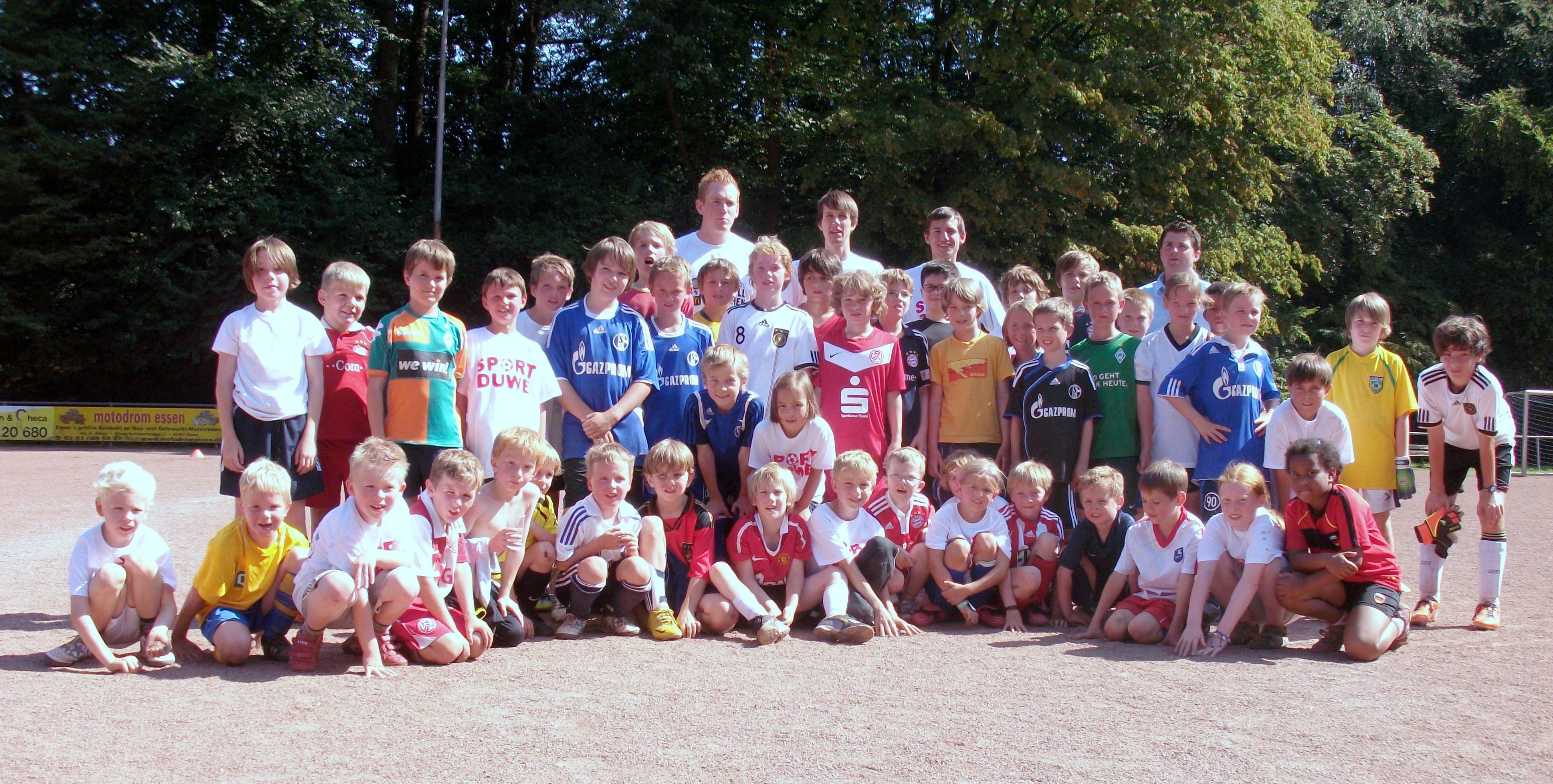 Die 48 Kinder und ihre Trainer.