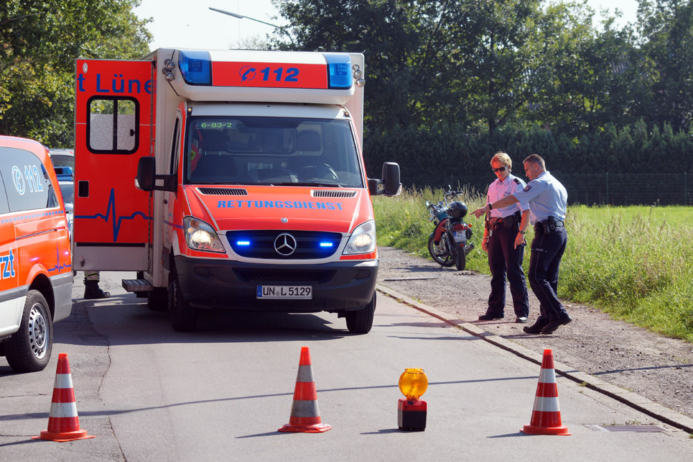 Der Unfallort wurde abgesperrt. Im Hintergrund steht das Motorrad. Foto: Magalski