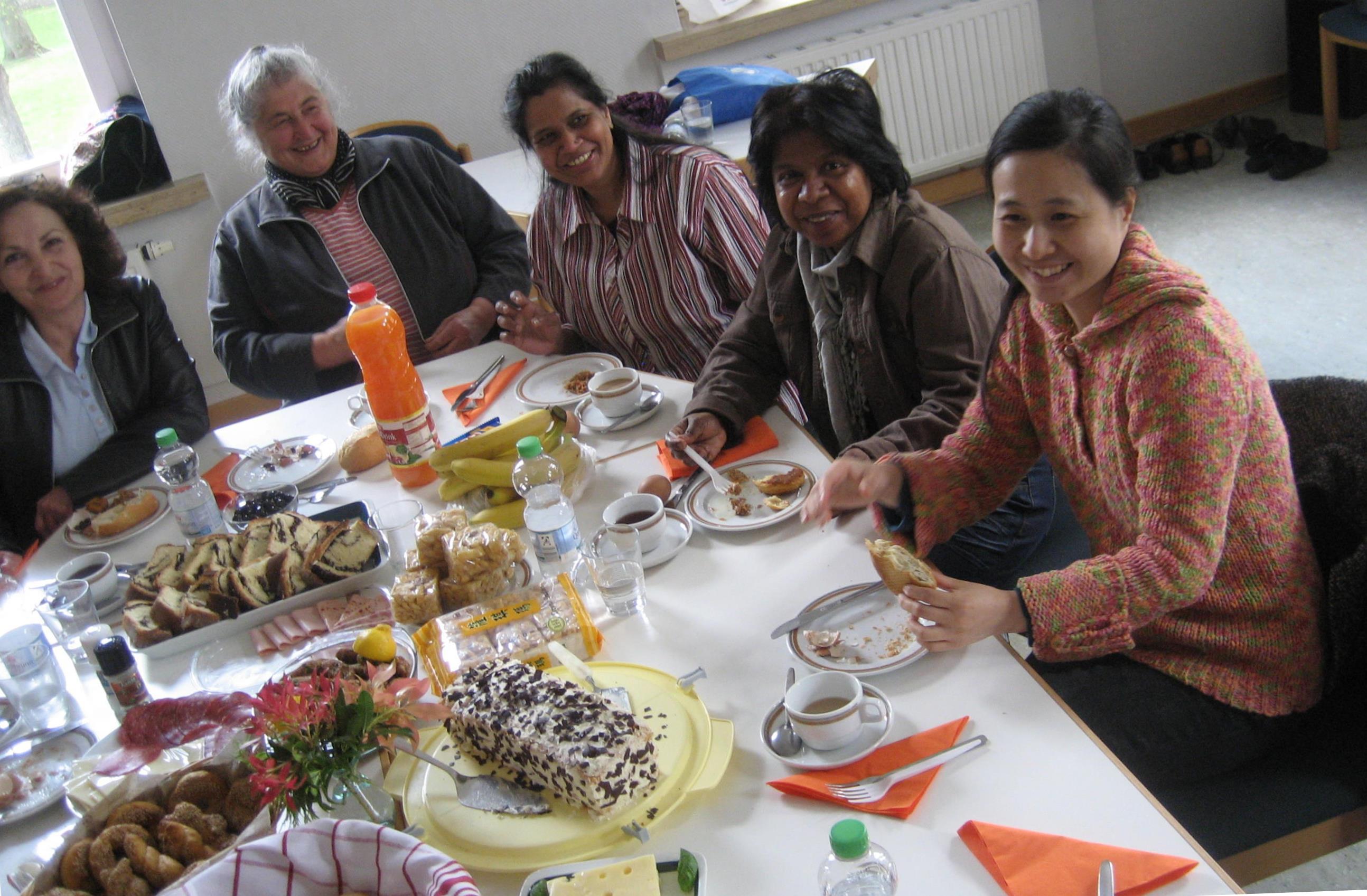 Bei den jeweiligen Abschlussfeiern der Kurse gibt es internationales Essen und werden Geschichten aus den jeweiligen Herkunftsländern der Teilnehmerinnen erzählt.
