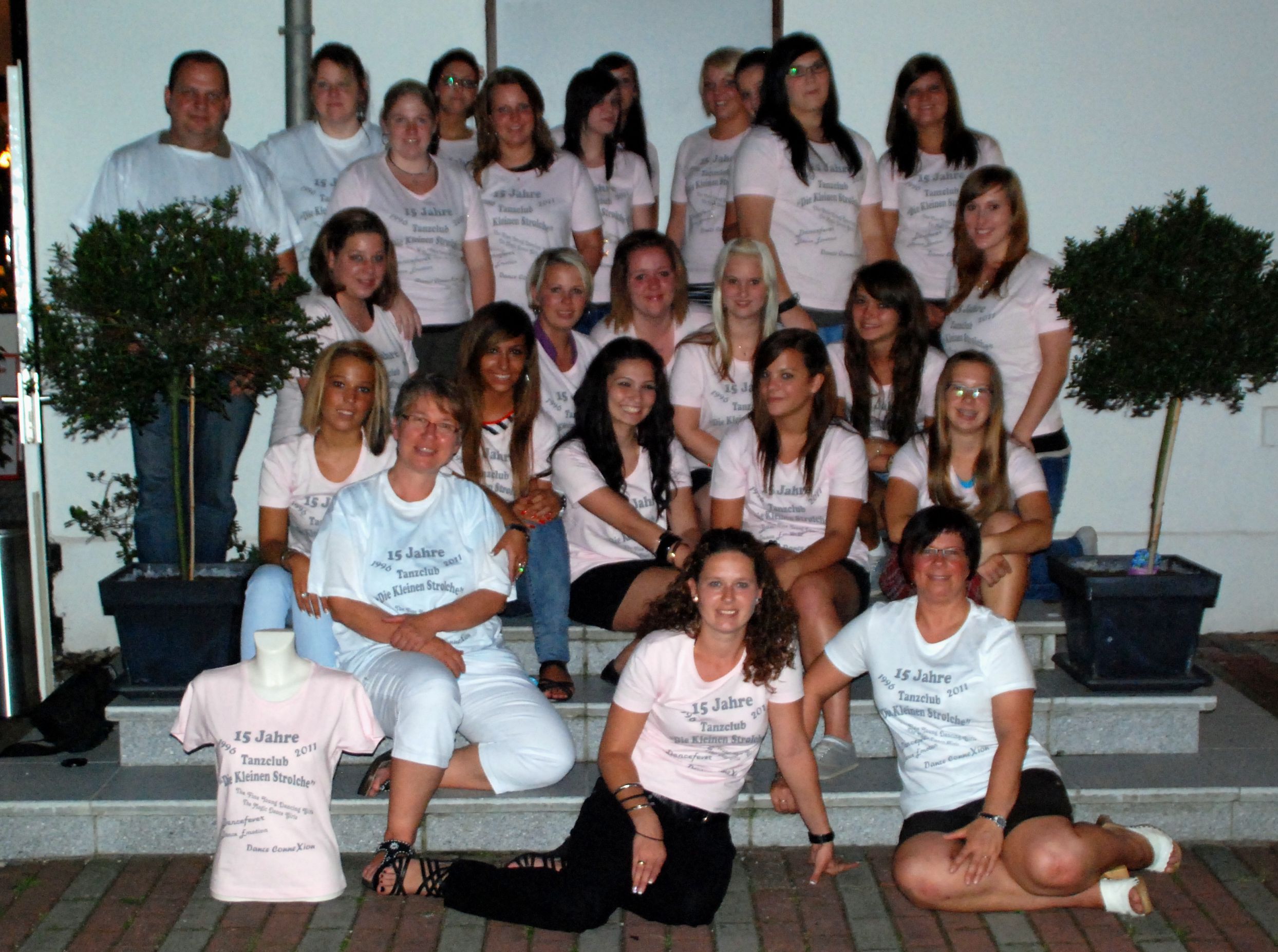 Gruppenfoto der Ehemaligen mit Trainerin Claudia Kons