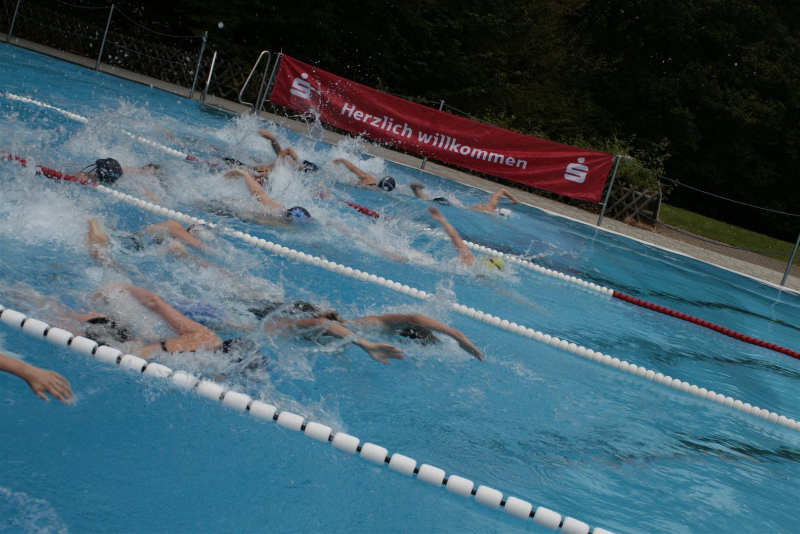 Auf mehreren Bahnen starteten die Schwimmer im Freibad Welper.
