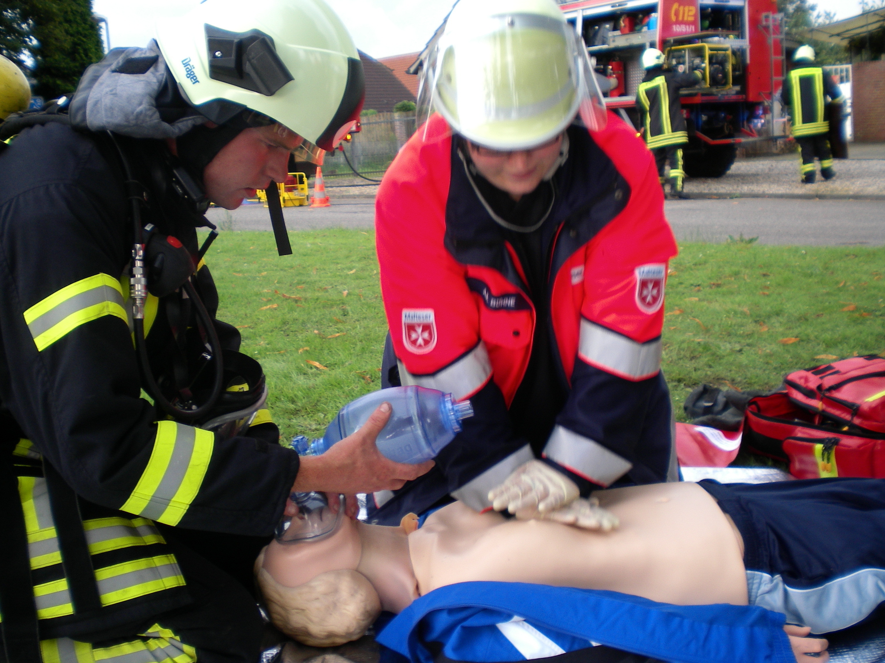 Erste Hilfe durch Beatmung und Herzdruckmassage eines Unfallopfers – hier einer Rettungspuppe