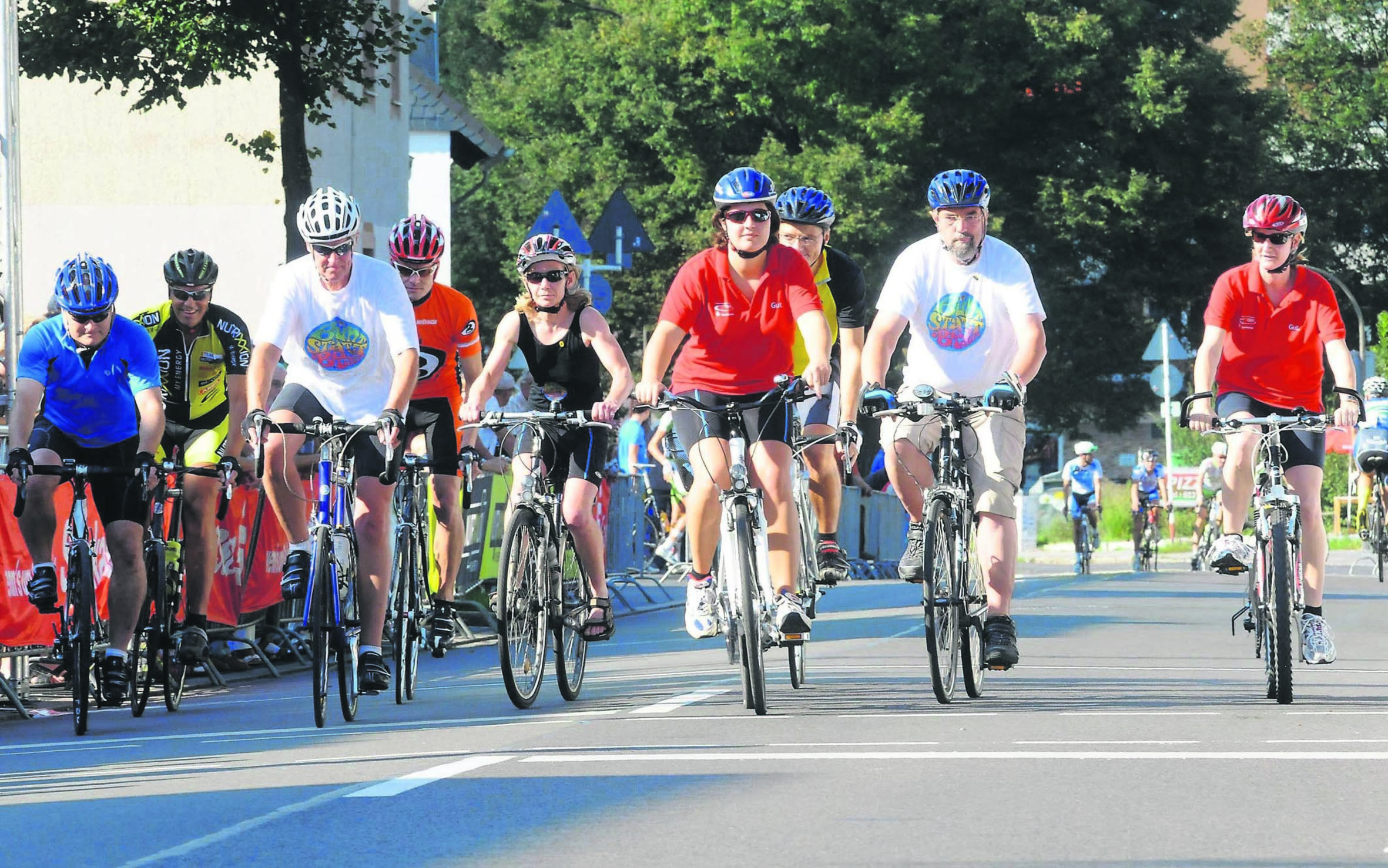 Der Start des Promi-Rennens auf der Straße Am Westheck in Höhe der Reichshof-Grundschule.
