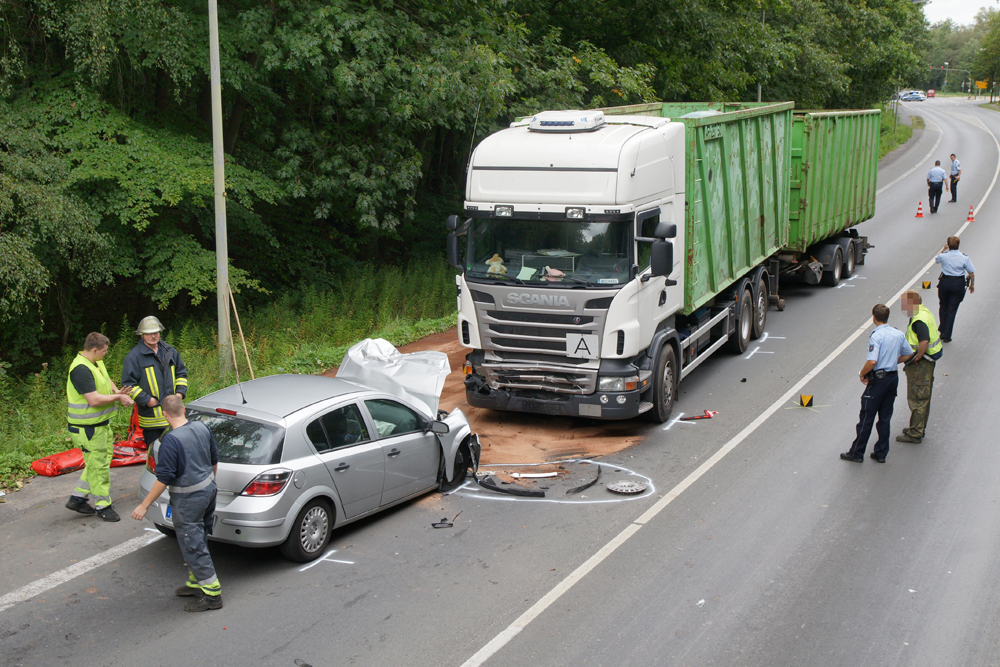 Winzig wirkt das zerstörte Auto gegen den riesigen Laster. Foto: Magalski
