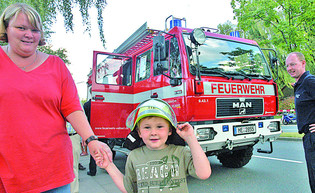 Kleinjungen-Träume werden wahr: Einmal Feuerwehrmann sein dürfen große und kleine Besucher beim Tag der offenen Tür der Feuerwehr Velbert.