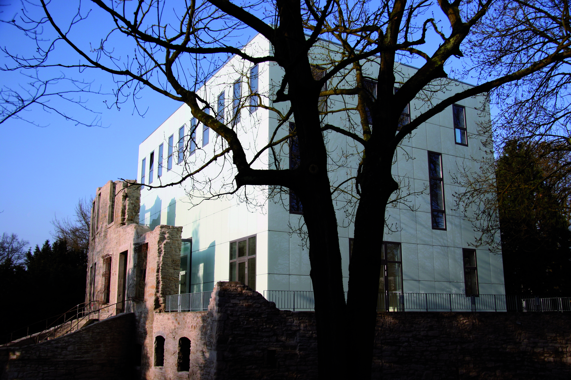 Der neue Kubus im Weitmarer Schlosspark beherbergt eine neue Sonderausstellung.