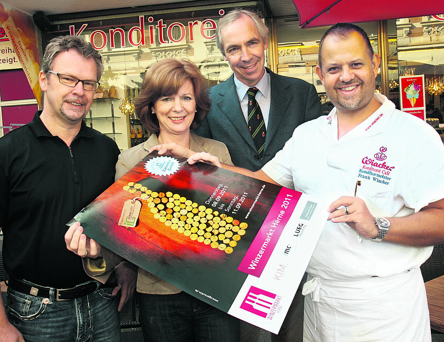 Sie haben den „Winzermarkt Herne“ mit Liebe vorbereitet (von links): Michael Meier, Elisabeth Röttsches , Heinrich Beestermöller und Frank Wiacker von der IG Herne City. WB-Foto: Detlef Erler