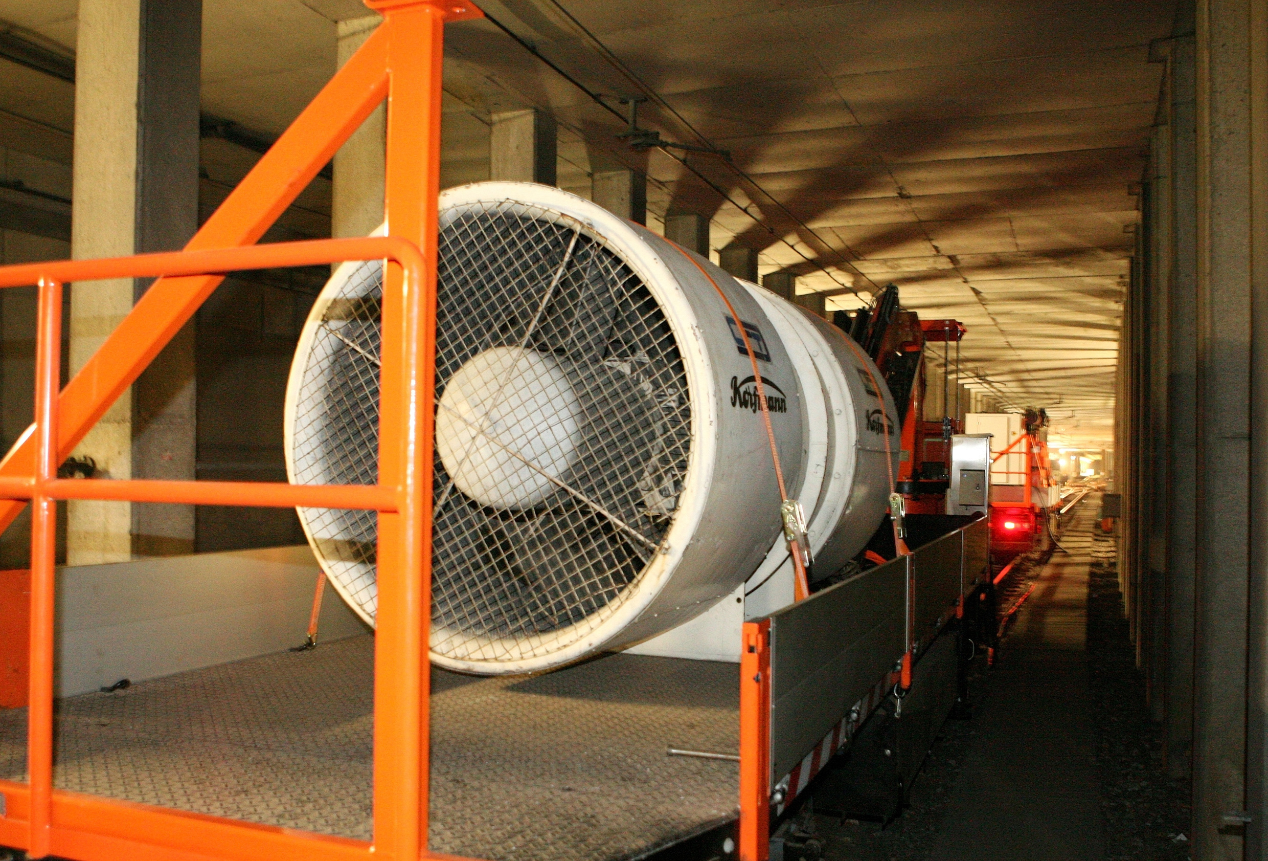 Eine Bewetterungsanlage erleichtert die Arbeitsbedingungen für die Gleisbauer im Tunnel.