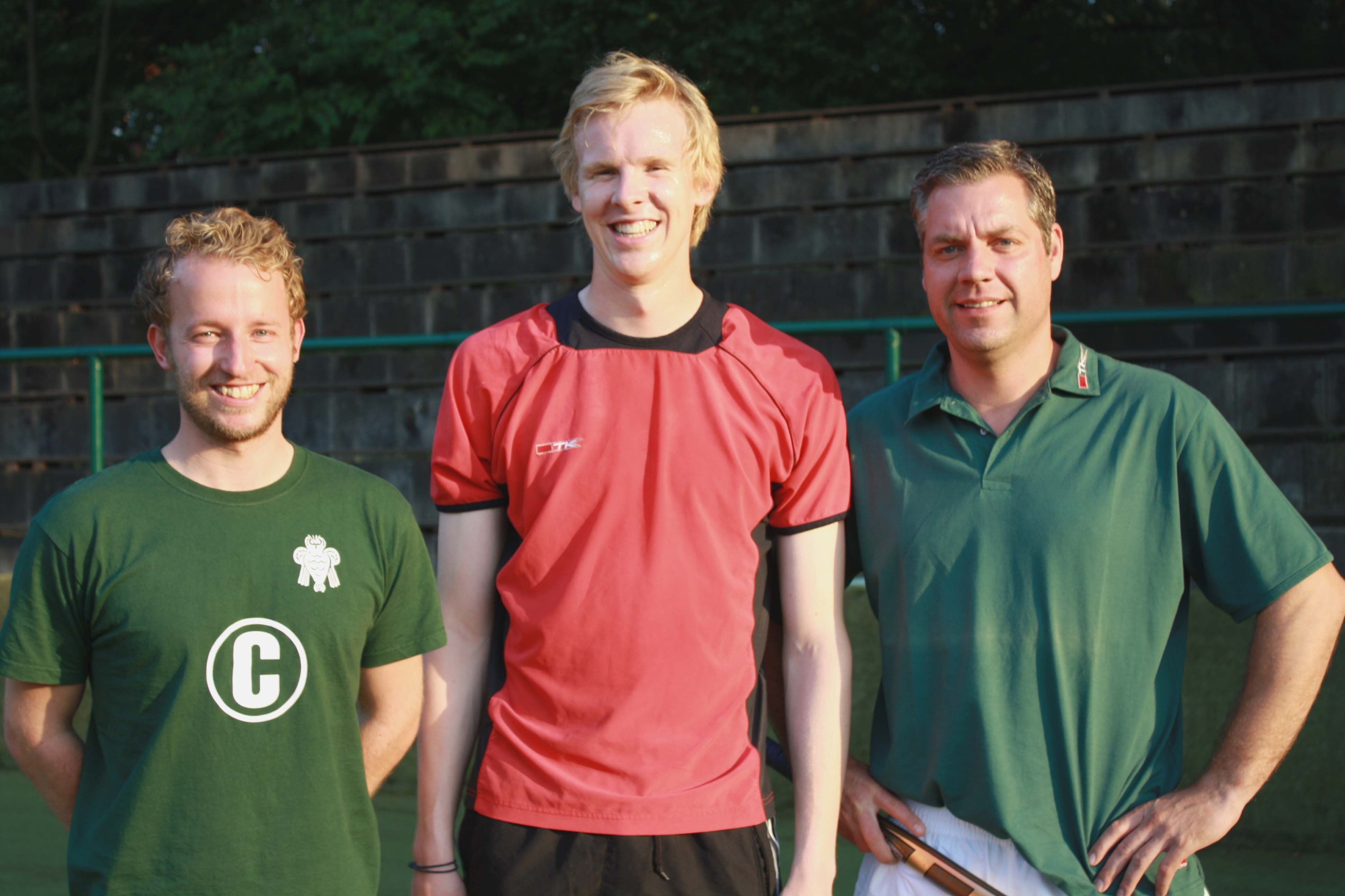 Drei wichtige Stützen für die kommende Bundesligasaison beim HTC Uhlenhorst: Trainer André Henning, Neuzugang Felix Reuß und Co-Trainer Sven Meinhardt versprühen Optimismus und gute Laune und erwarten gespannt die kommende Saison. (v. li.)