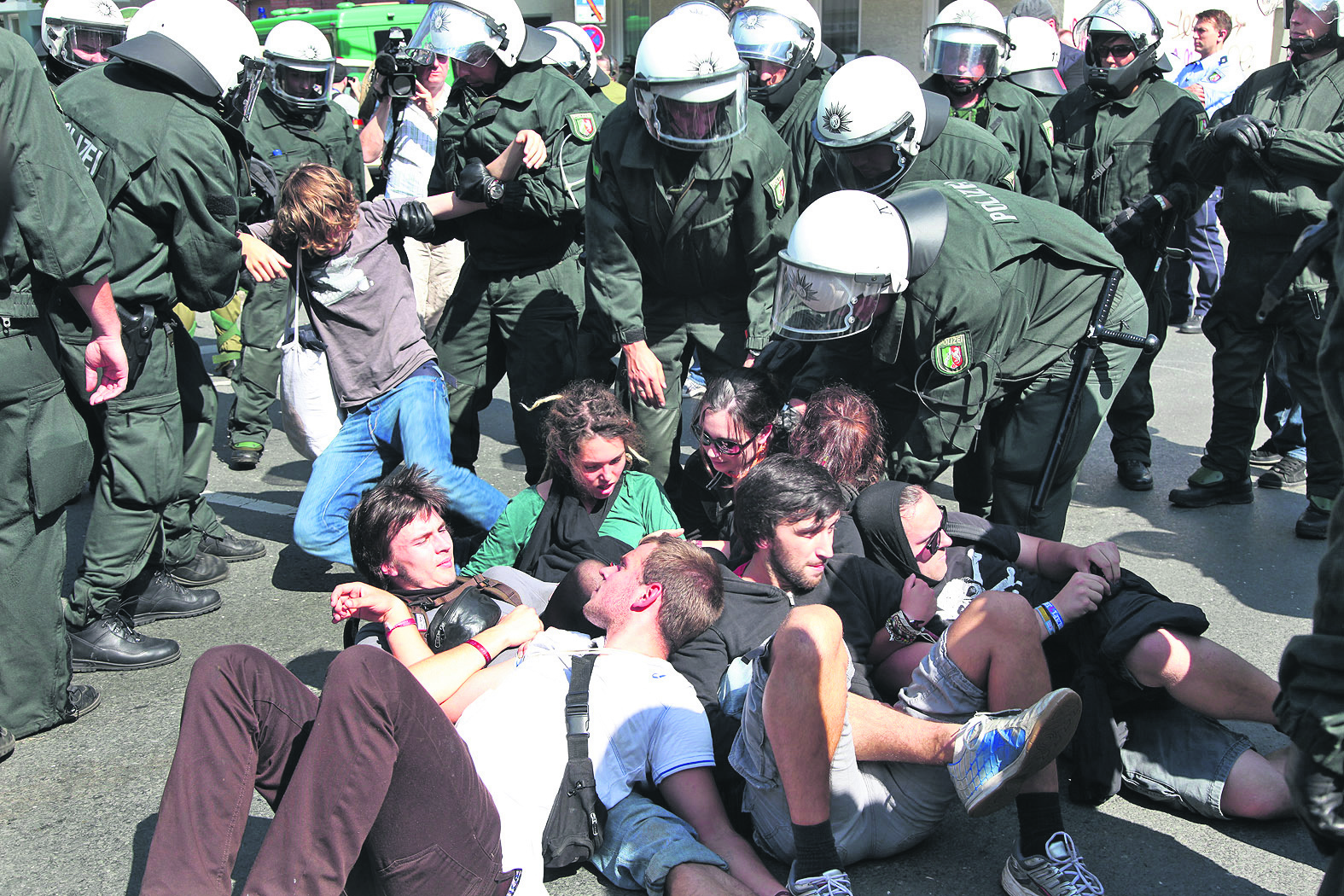 Polizisten lösten Sitzblockaden von Demonstranten gegen die Nazi-Demo in der Nordstadt auf.