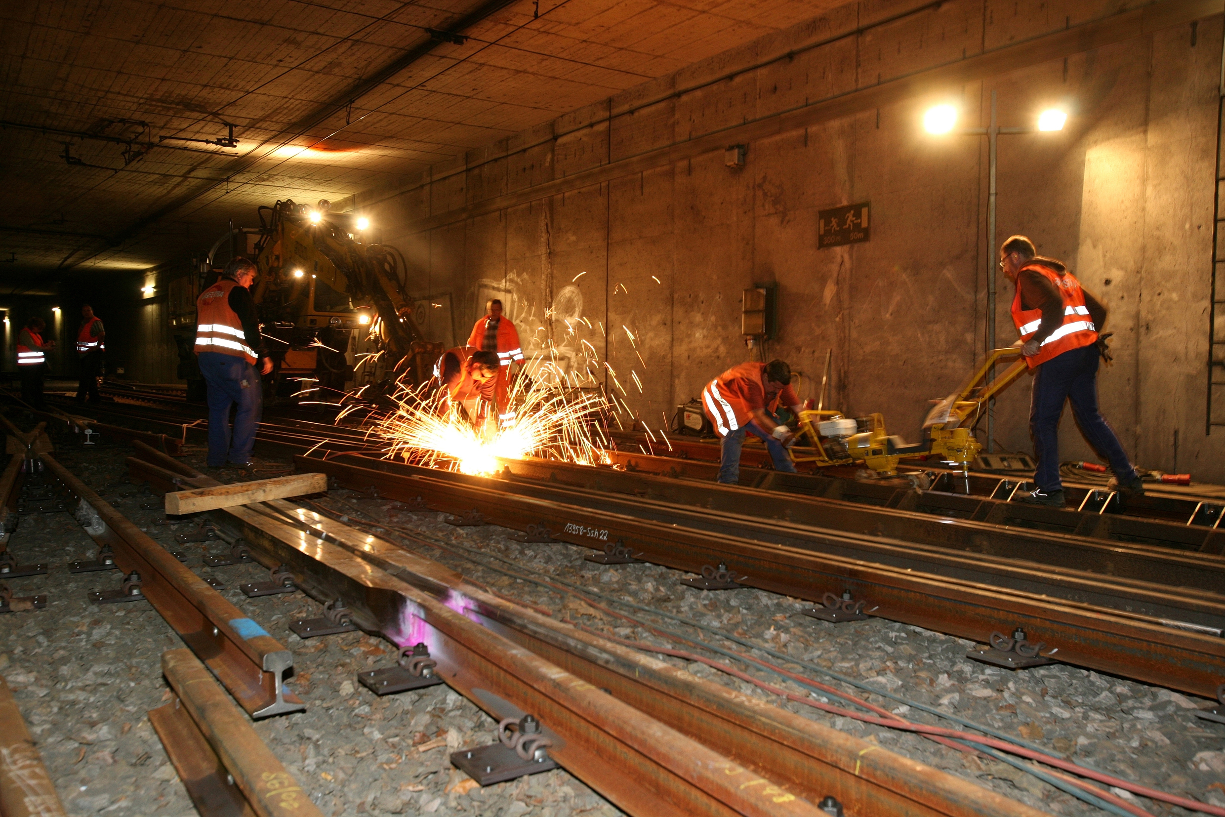 Flexarbeiten (Schienentrennschnitt) zum Austausch der Weichenanlage im Tunnel am Schauspielhaus.