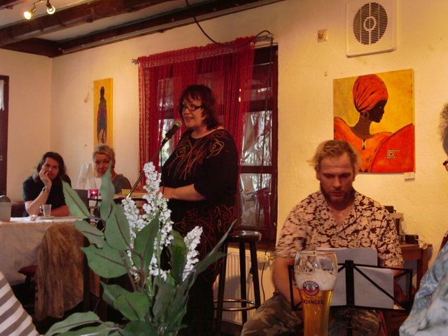 Bitte mit Gefühl: Anglika Stephan