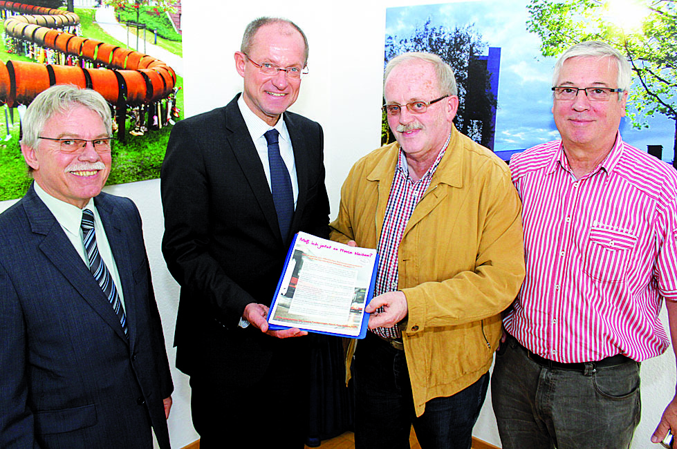 Aus den Händen der Seniorenbeirats-Vorstandsmitglieder Rudolf Lach (links), Rolf Kauls (2. von rechts) und Friedhelm Horbach (rechts) nahm Bürgermeister Ulrich Roland im Rathaus nun die Vorschläge entgegen, die der Seniorenbeirat betreffs der Neuordnung des Bus-Liniennetzes in Gladbeck erarbeitet hat. Den Unterlagen waren zudem Listen mit 1400 Unterstützer-Unterschriften beigefügt.